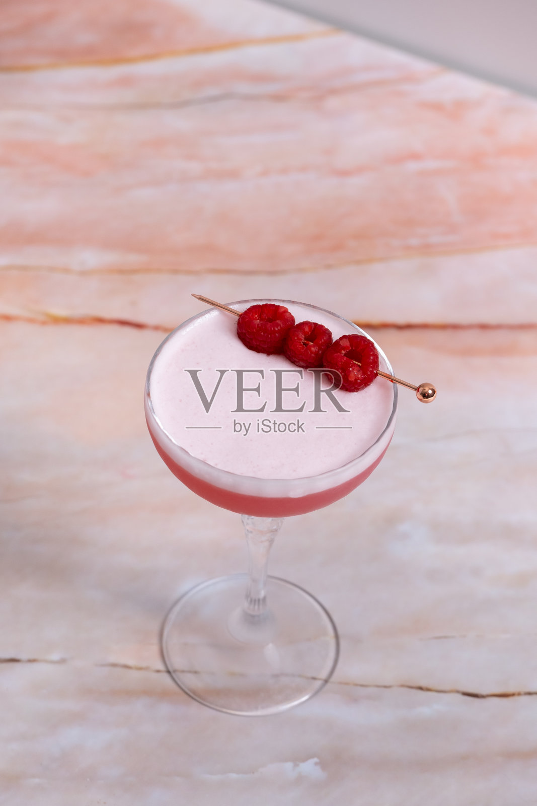 三叶草俱乐部覆盆子杜松子酒鸡尾酒高角度视图照片摄影图片