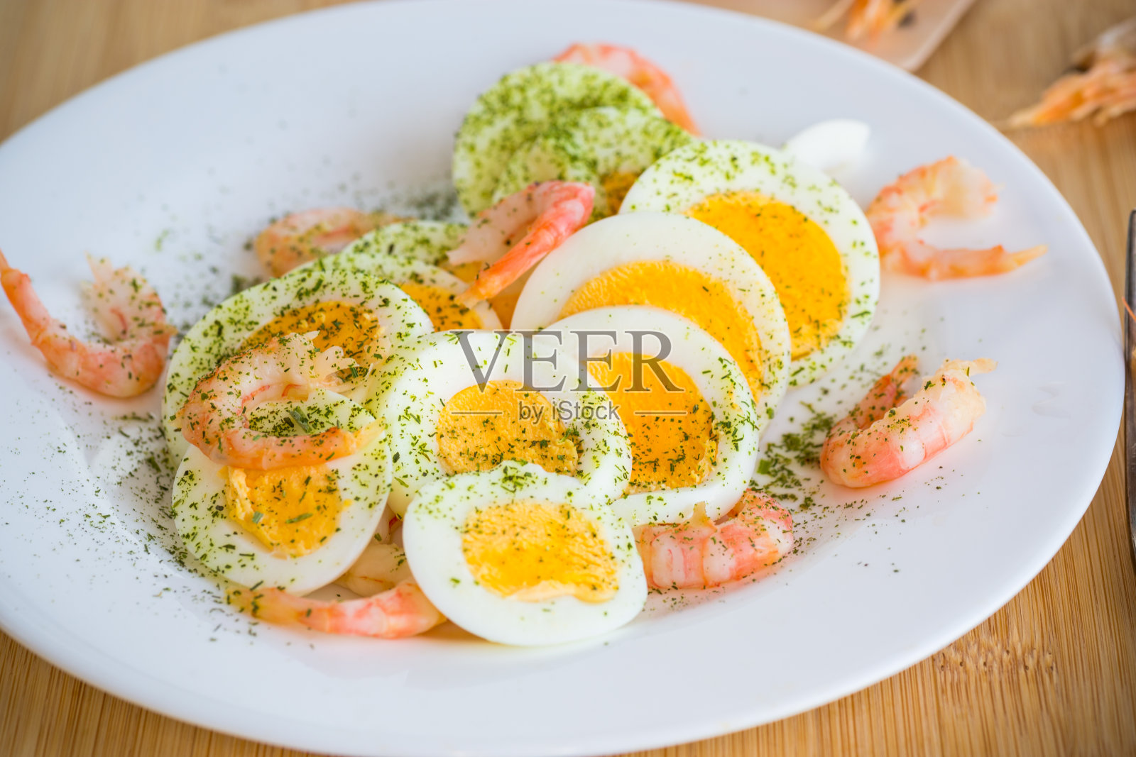 早餐用水煮蛋配水煮虾照片摄影图片