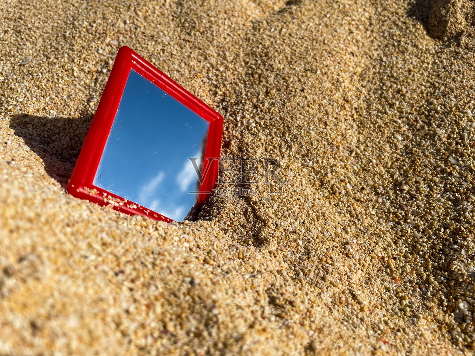 产品展示的最小抽象化妆品背景。沙子背景与镜子。巴厘岛照片摄影图片