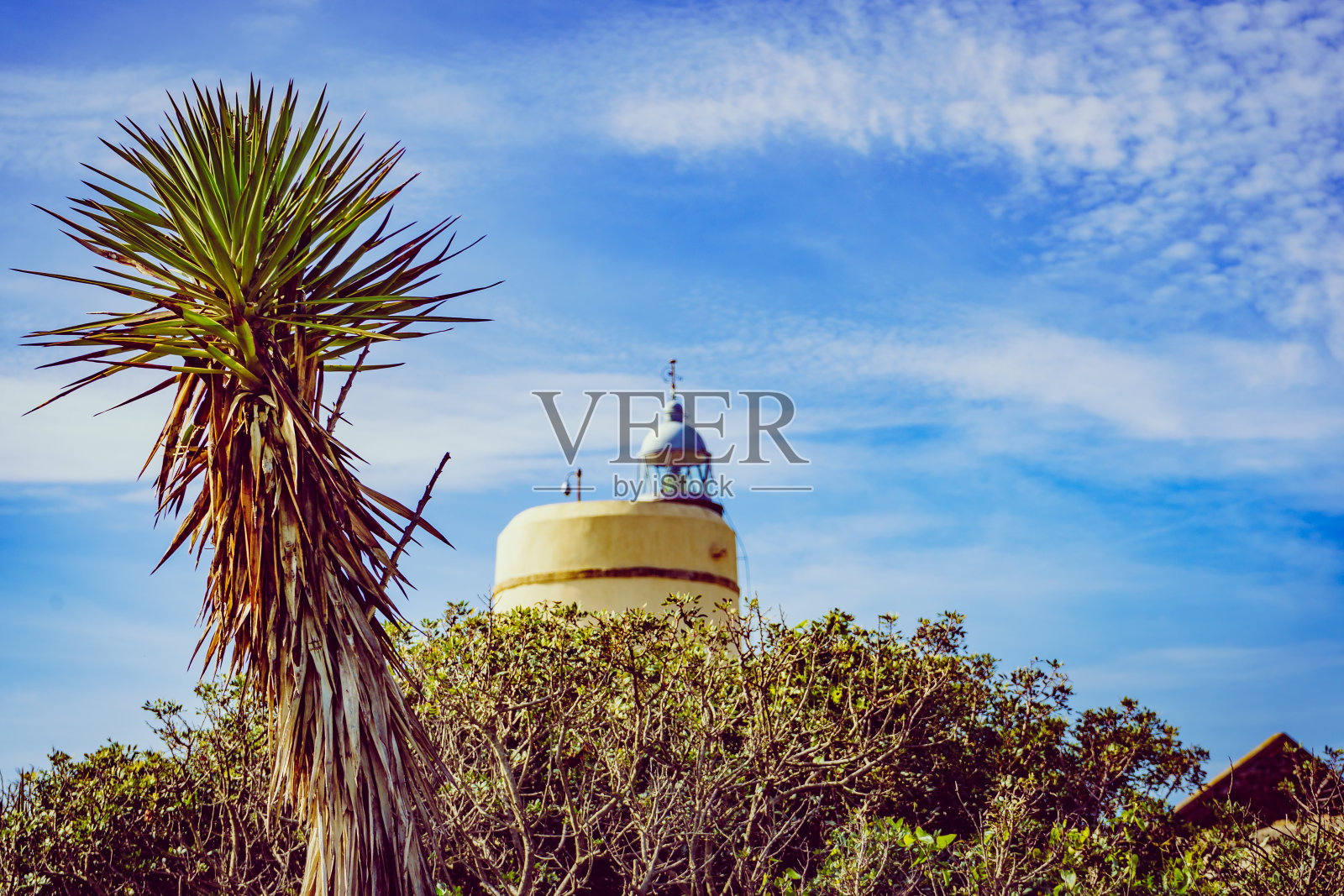 西班牙La Alcaidesa Punta Mala的Carbonera灯塔。照片摄影图片