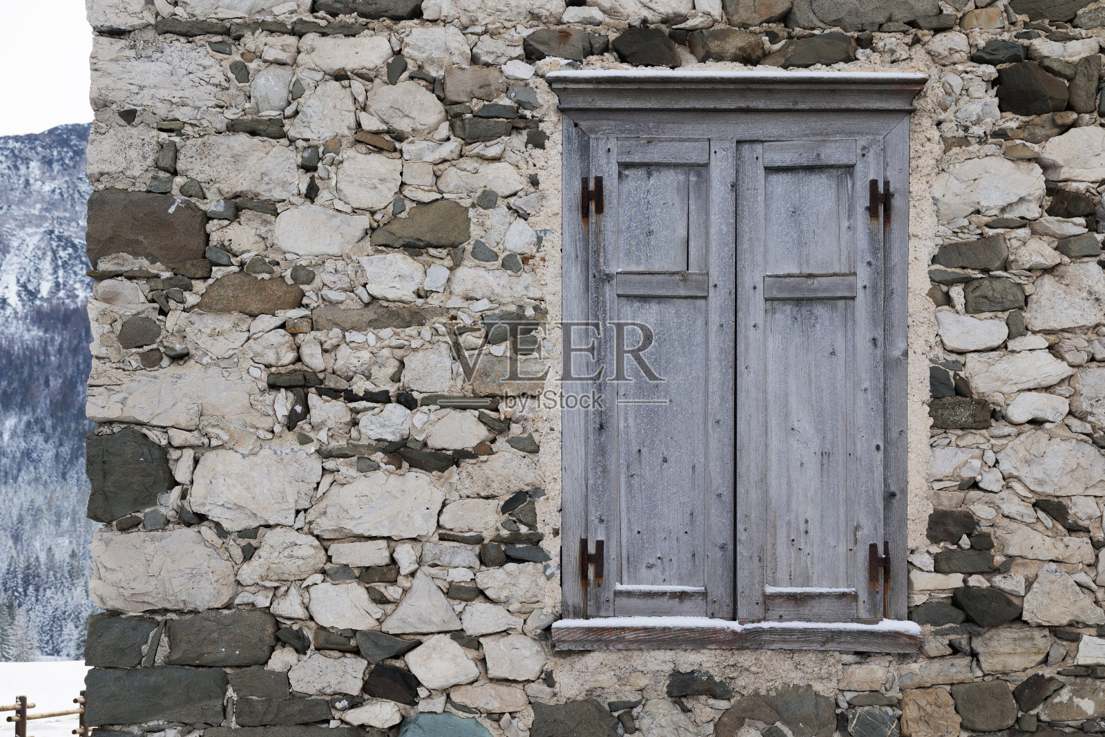 一座用石头砌成的老建筑外墙的近景照片摄影图片