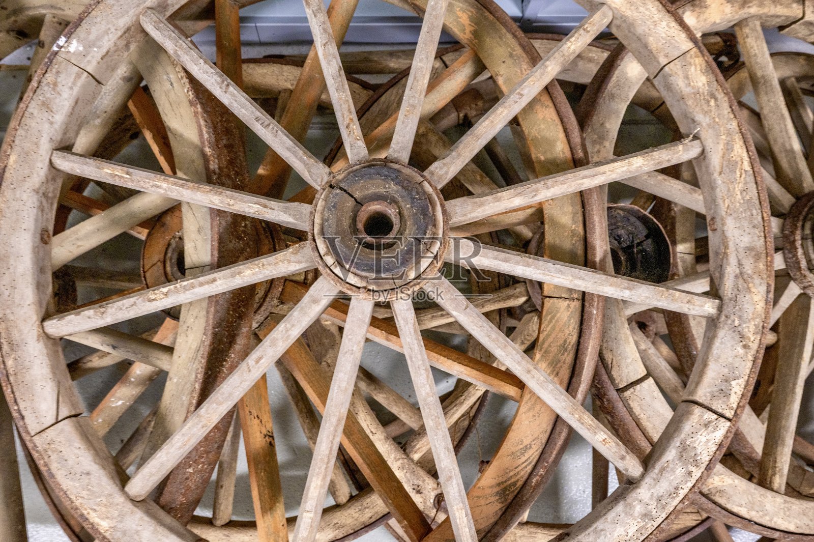 旧马车车轮照片摄影图片