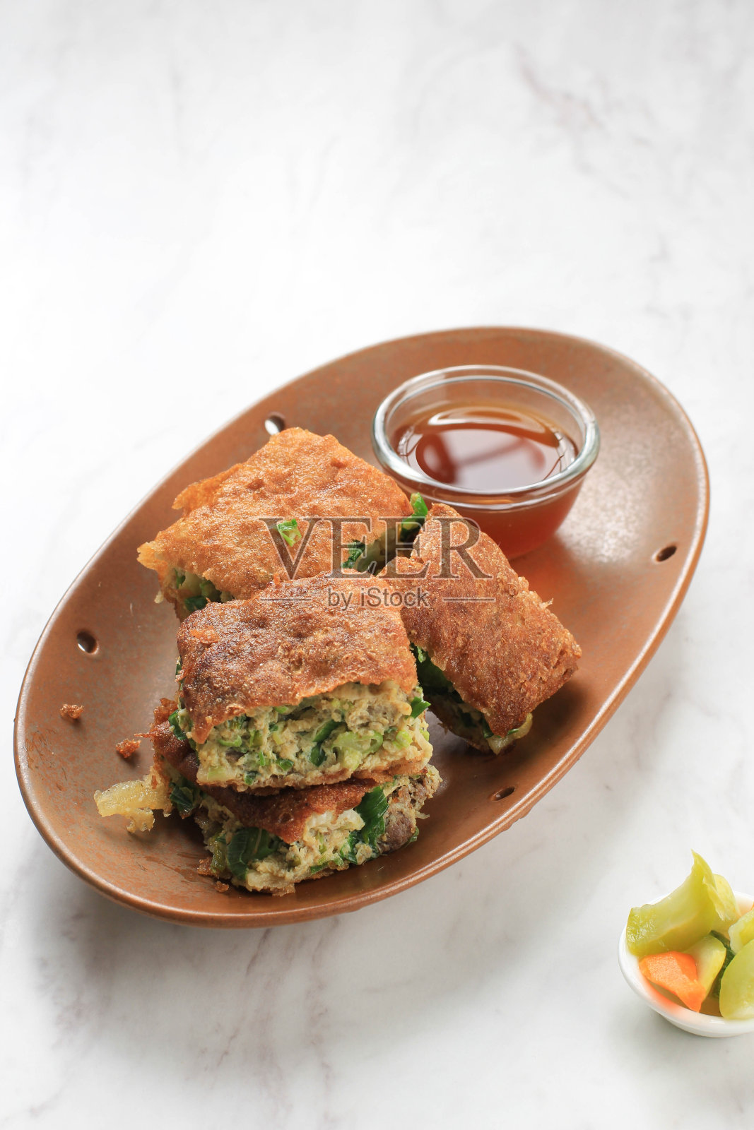 Martabak Telur是印尼很受欢迎的街头小吃。鸡蛋,葱,薄面糊包照片摄影图片