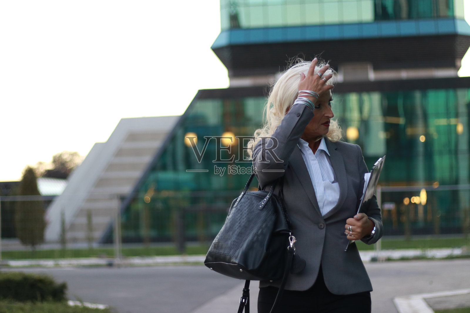 优雅的金发女商人照片摄影图片