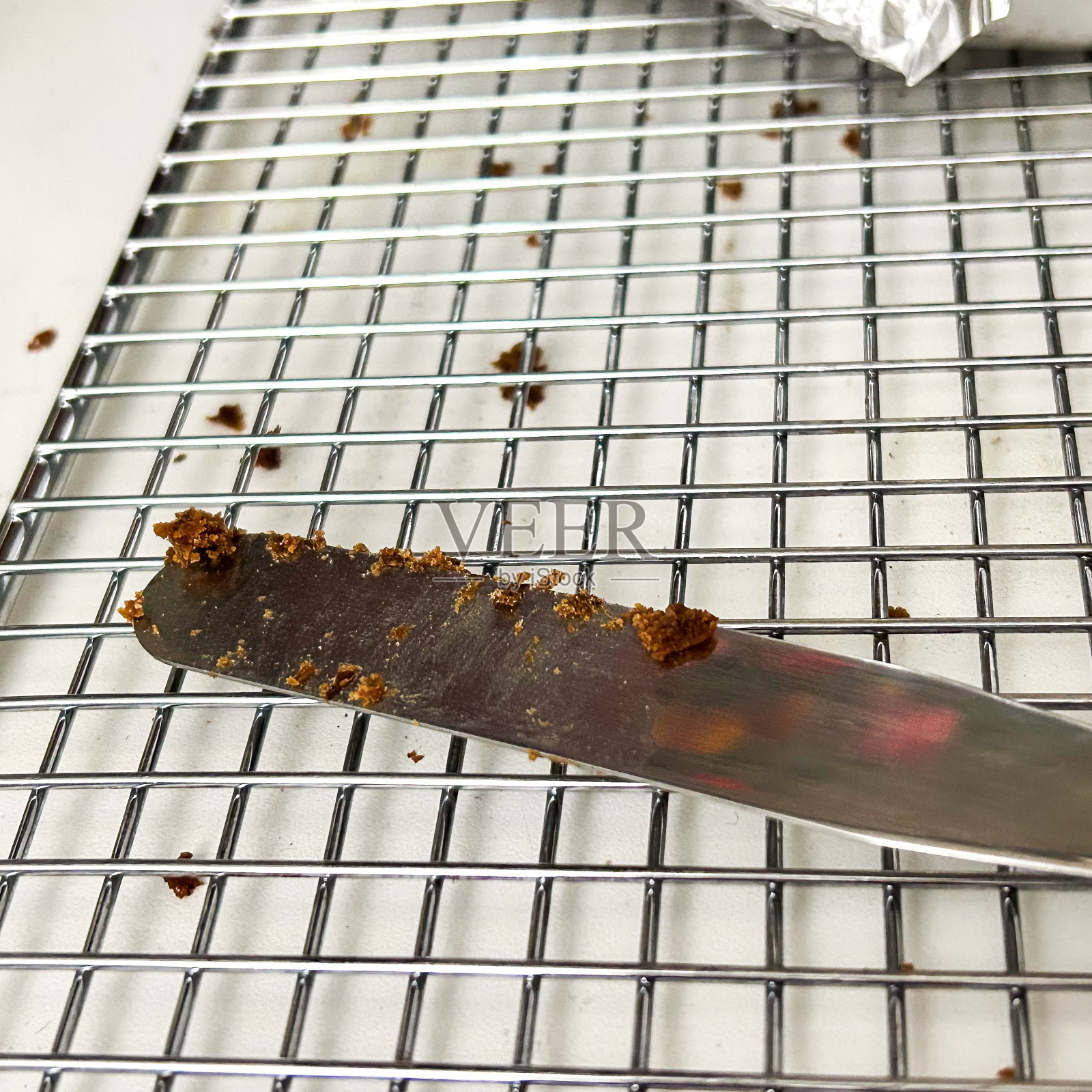 蛋糕抹刀抹上蛋糕屑照片摄影图片