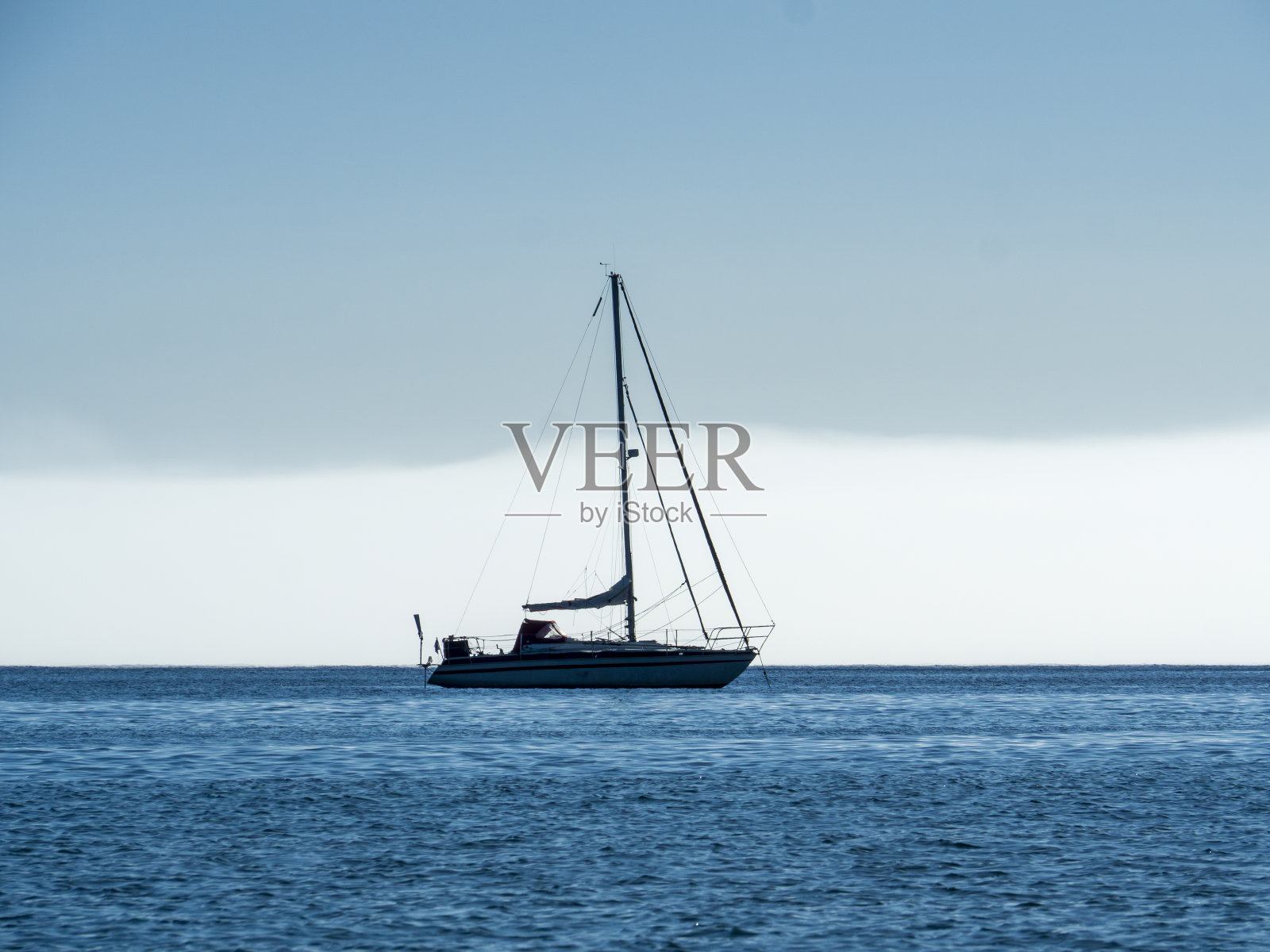 海滩上的游船照片摄影图片