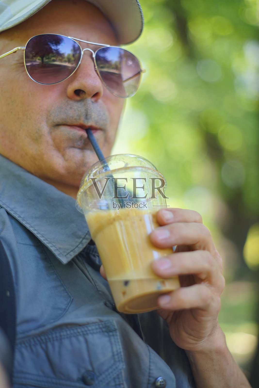 用塑料杯喝咖啡冰沙照片摄影图片