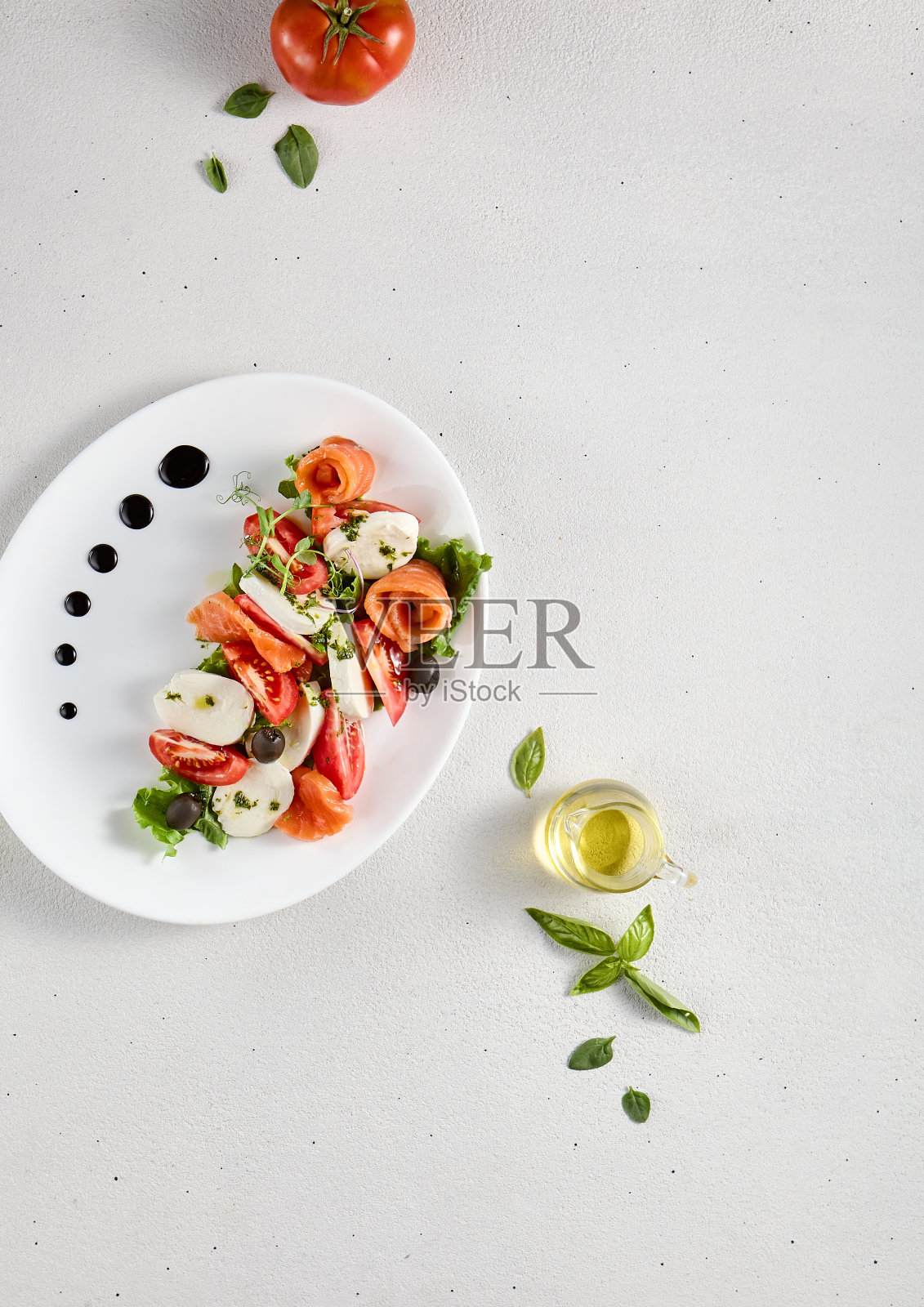 卡普瑞斯沙拉的艺术顶景与西红柿,马苏里拉奶酪,和鲑鱼,理想的轻餐饮理念和健康的生活方式的推广照片摄影图片