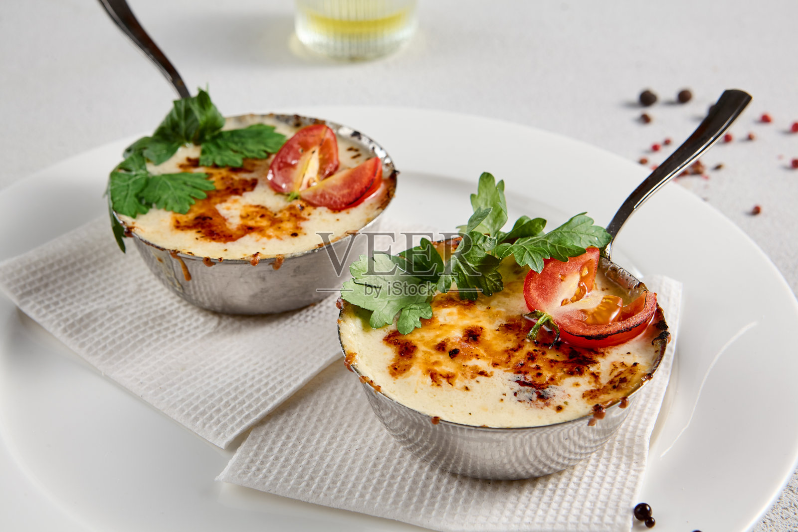 白色盘子里装着美味的奶酪和蘑菇丝,优雅地上菜,上面有俯瞰和复制菜单和烹饪指南的空间照片摄影图片