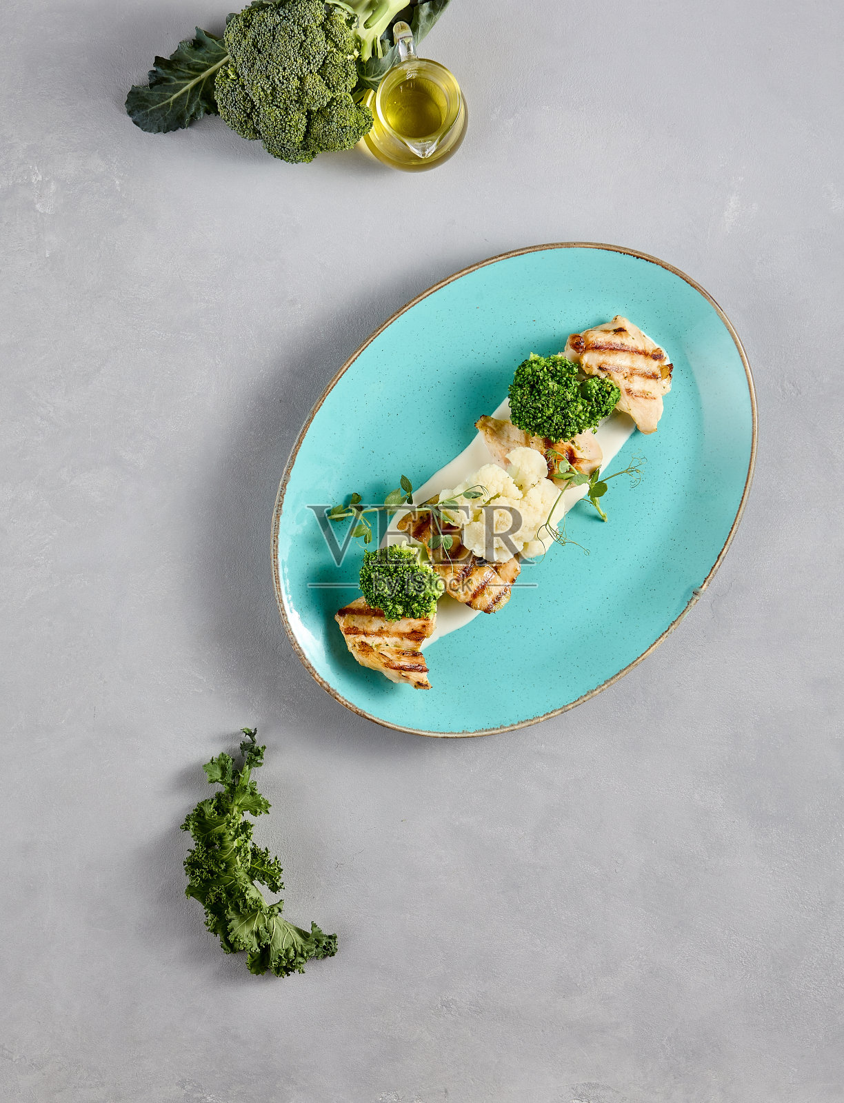 烤火鸡配花椰菜和西兰花,健康又开胃的一餐,非常适合美食博客和菜单设计照片摄影图片