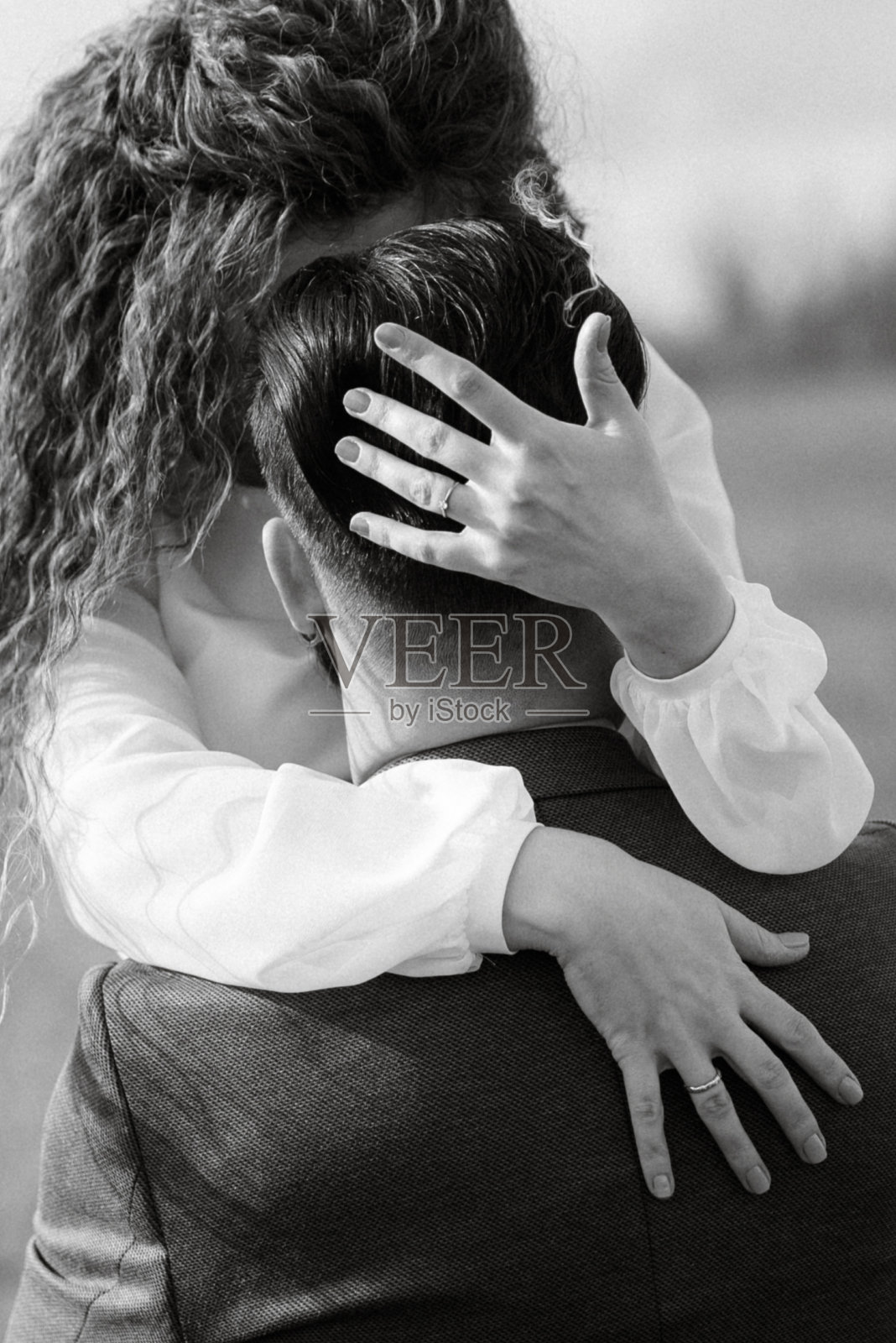 一个留着胡子的新郎和一个绿头发的女孩跳舞和旋转照片摄影图片