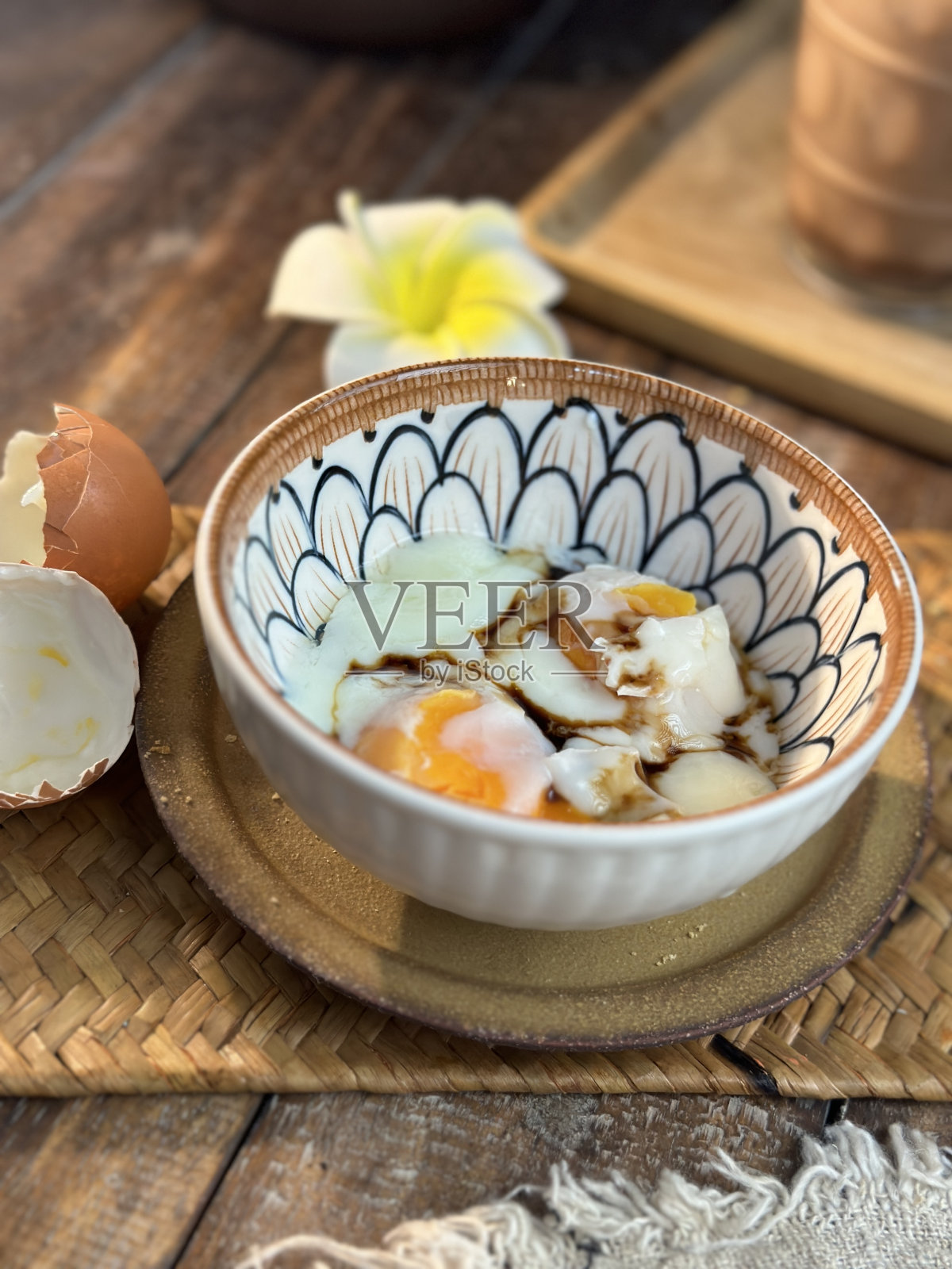 完美的煮熟的鸡蛋放在桌子上的碗里。健康早餐的传统食物和kopitiam或传统东方和复古kopitiam早餐风格。照片摄影图片