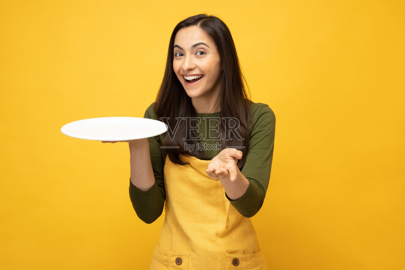 照片相当积极的年轻厨师在黄色围裙隔离黄色背景股票照片照片摄影图片