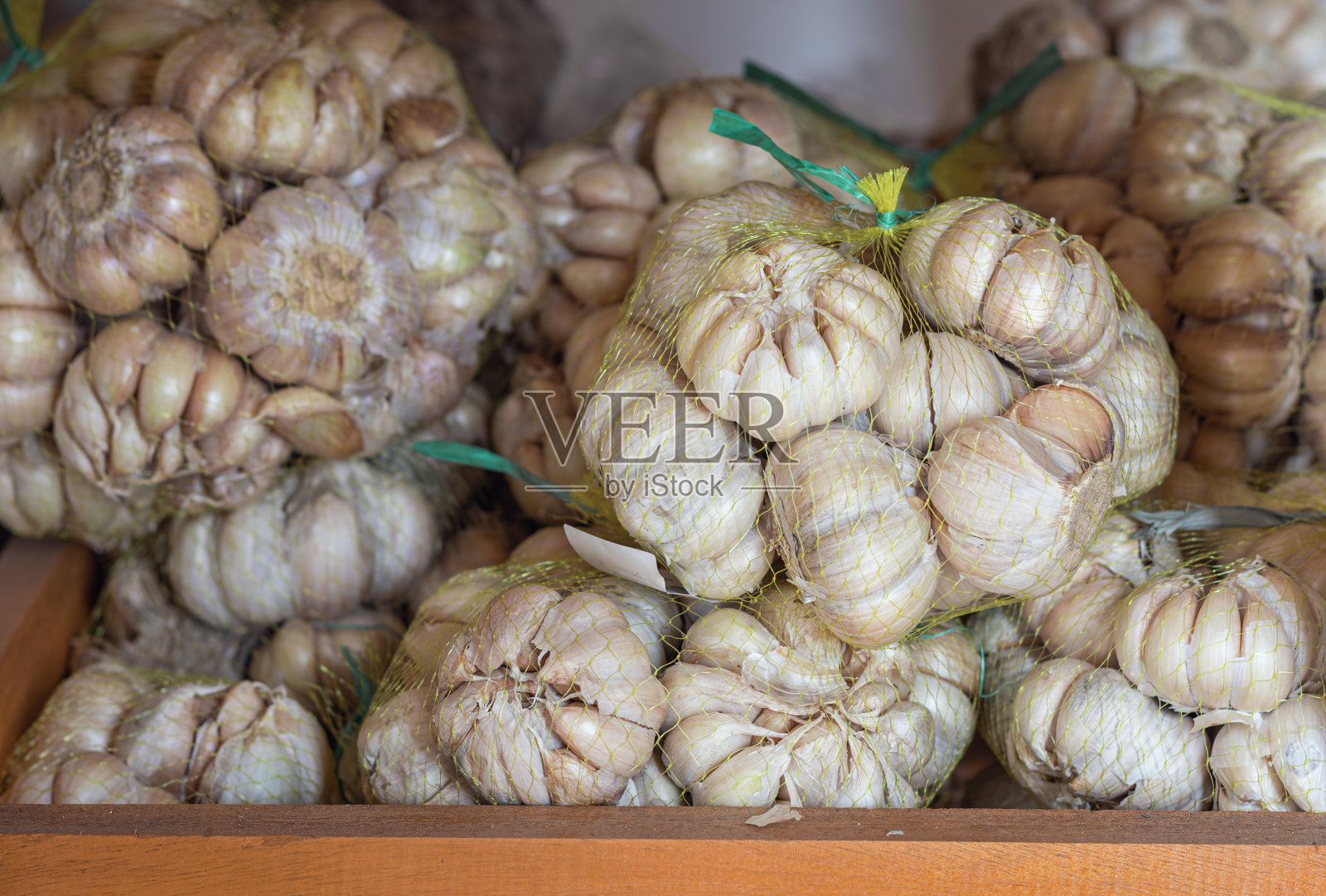 传统市场里的一堆大蒜照片摄影图片