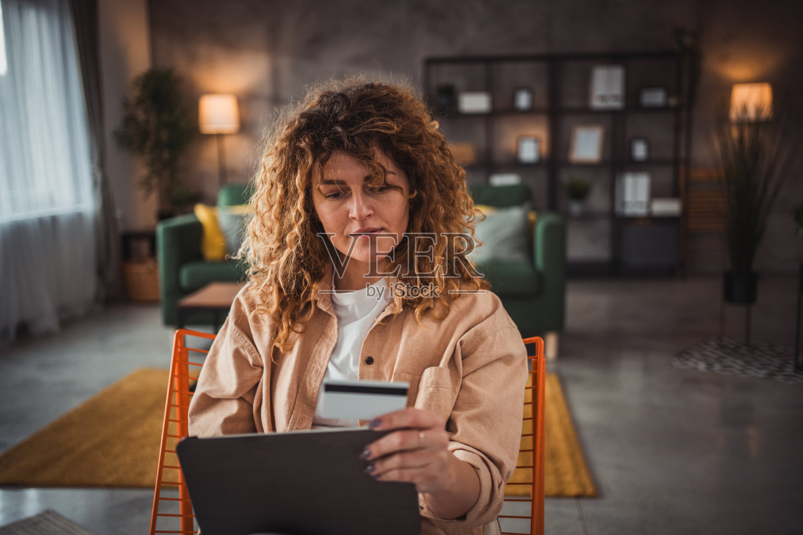 一位年轻女子通过电子银行查询她的银行账户照片摄影图片