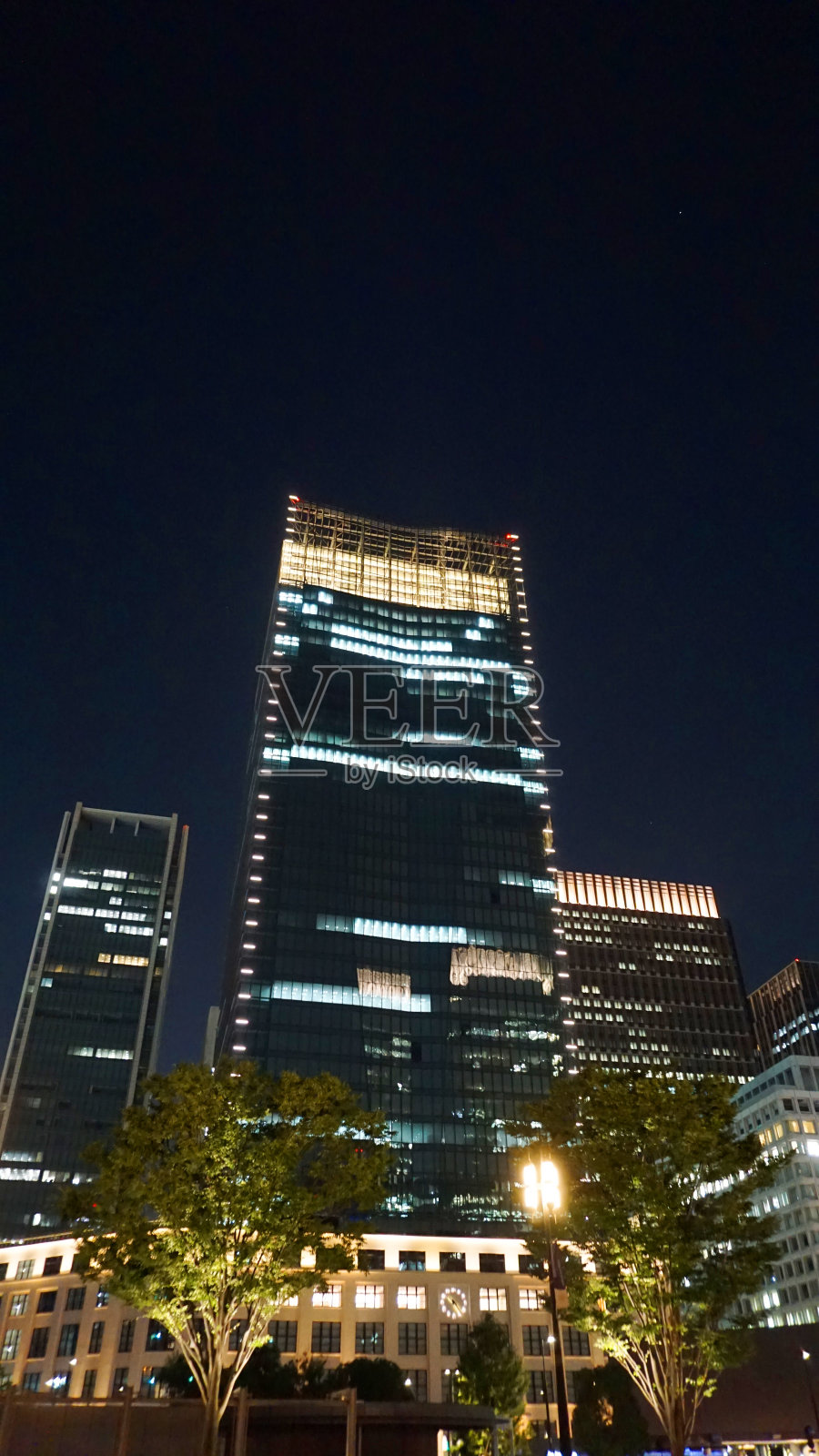 晚上办公区内的摩天大楼照片摄影图片