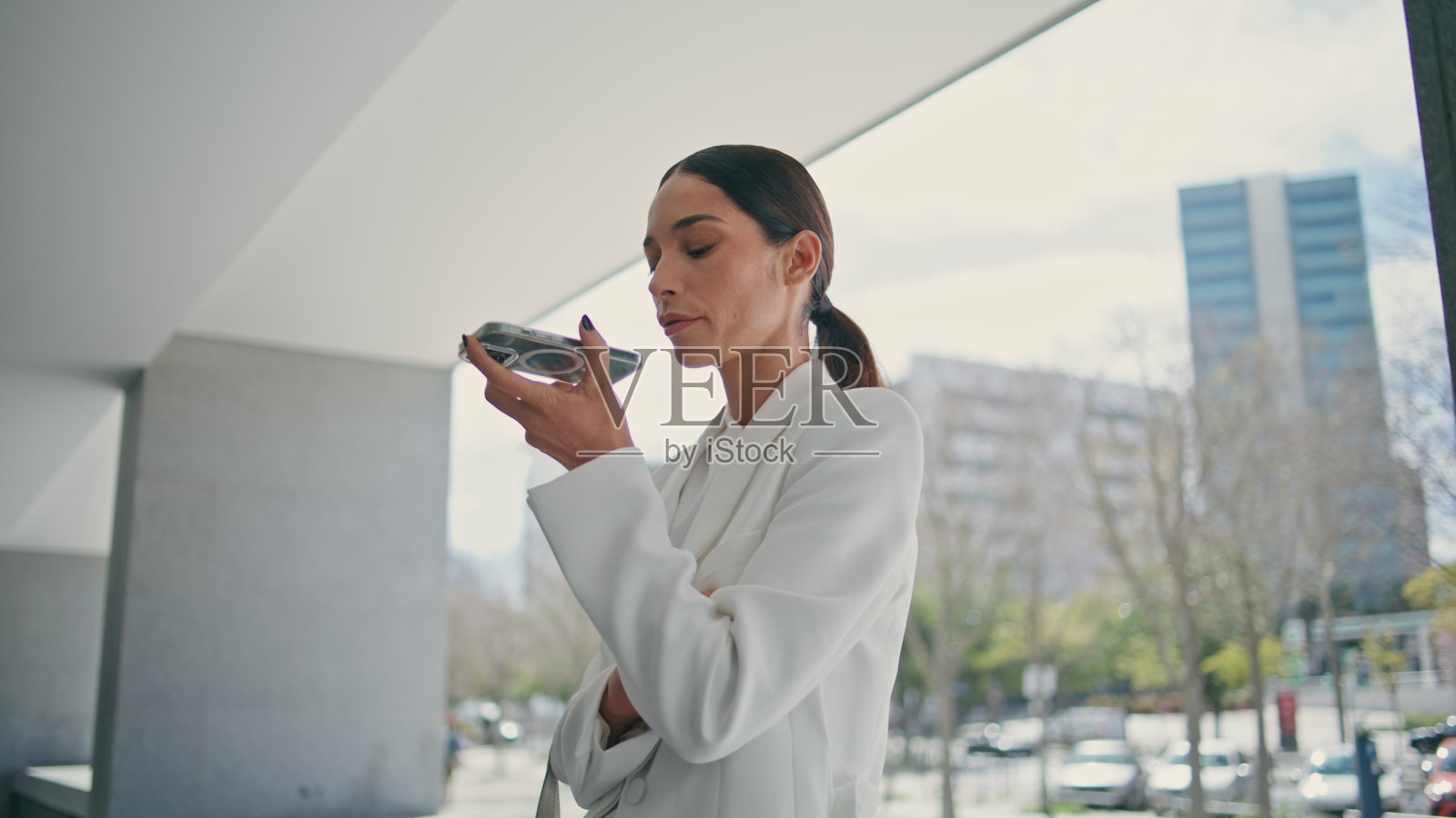 女商人在电话上使用语音识别虚拟助手。照片摄影图片