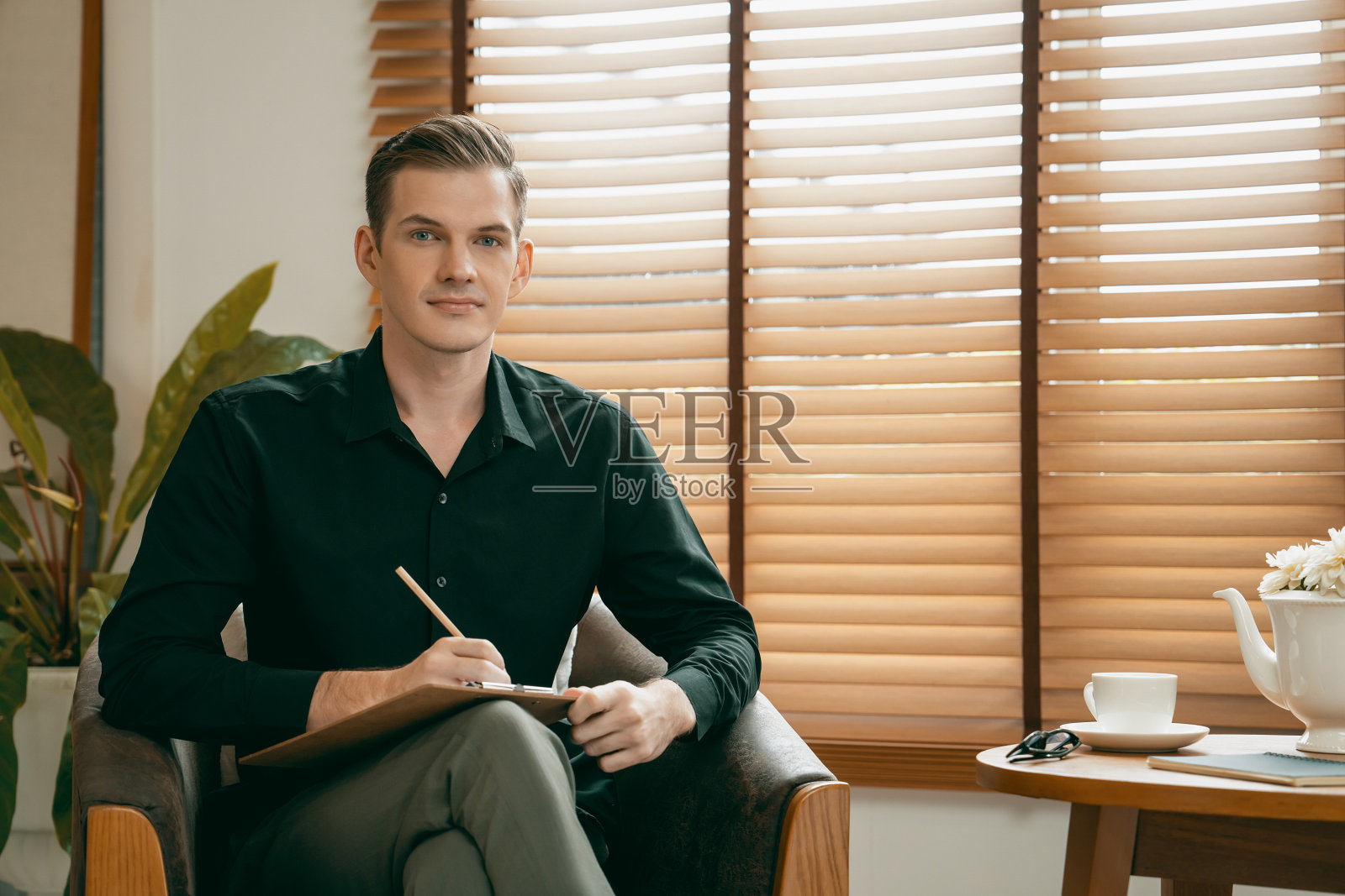 快乐微笑的男心理学家肖像照片摄影图片