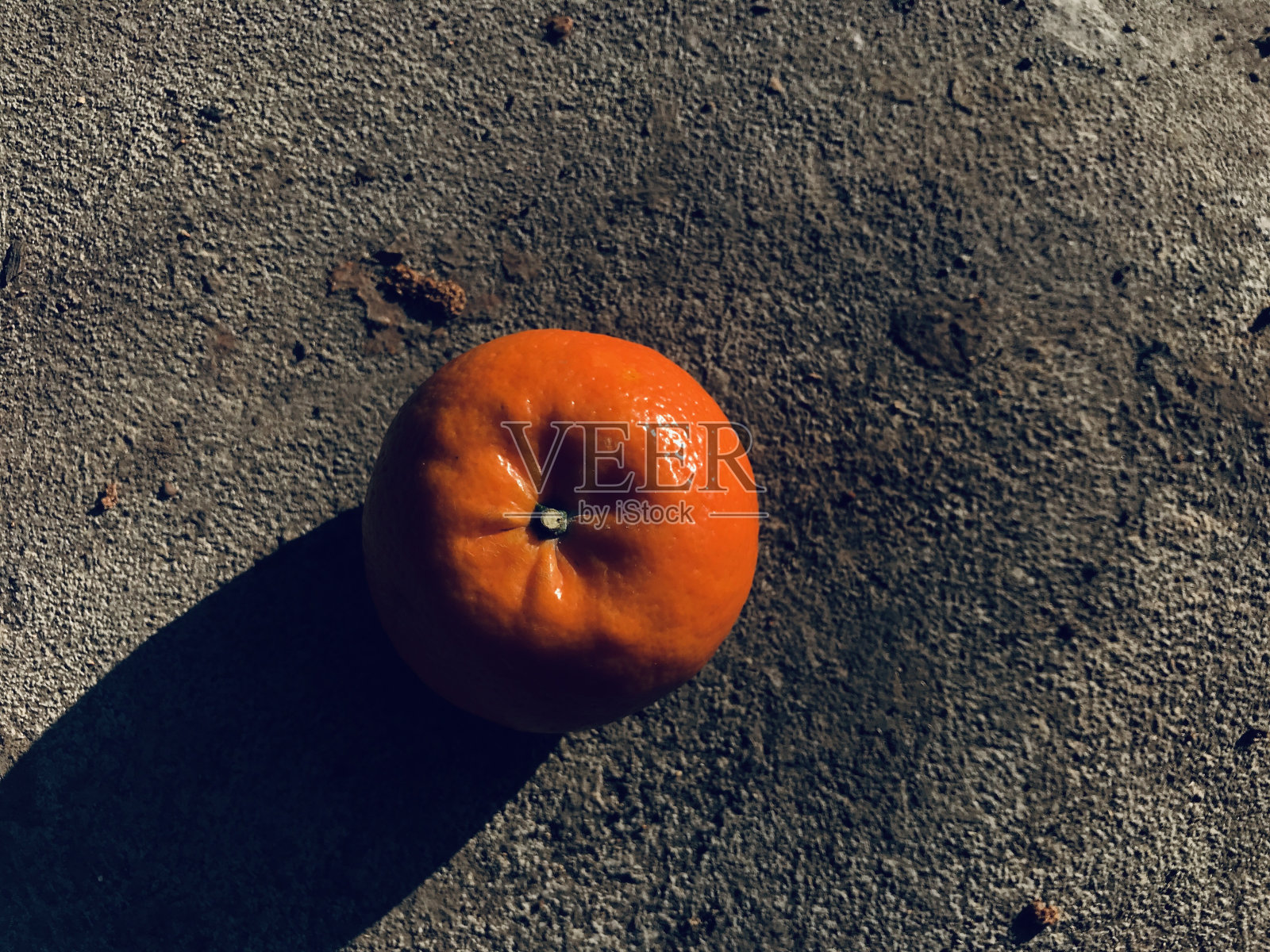 橘子放在混凝土地板上照片摄影图片