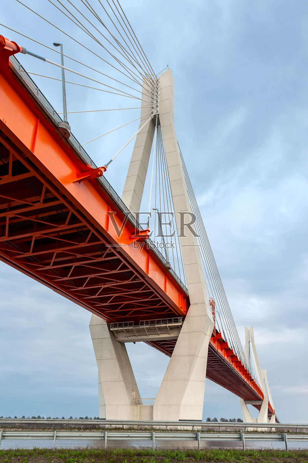 夕阳下的斜拉桥映衬着美丽的天空。摩尔。俄罗斯。照片摄影图片