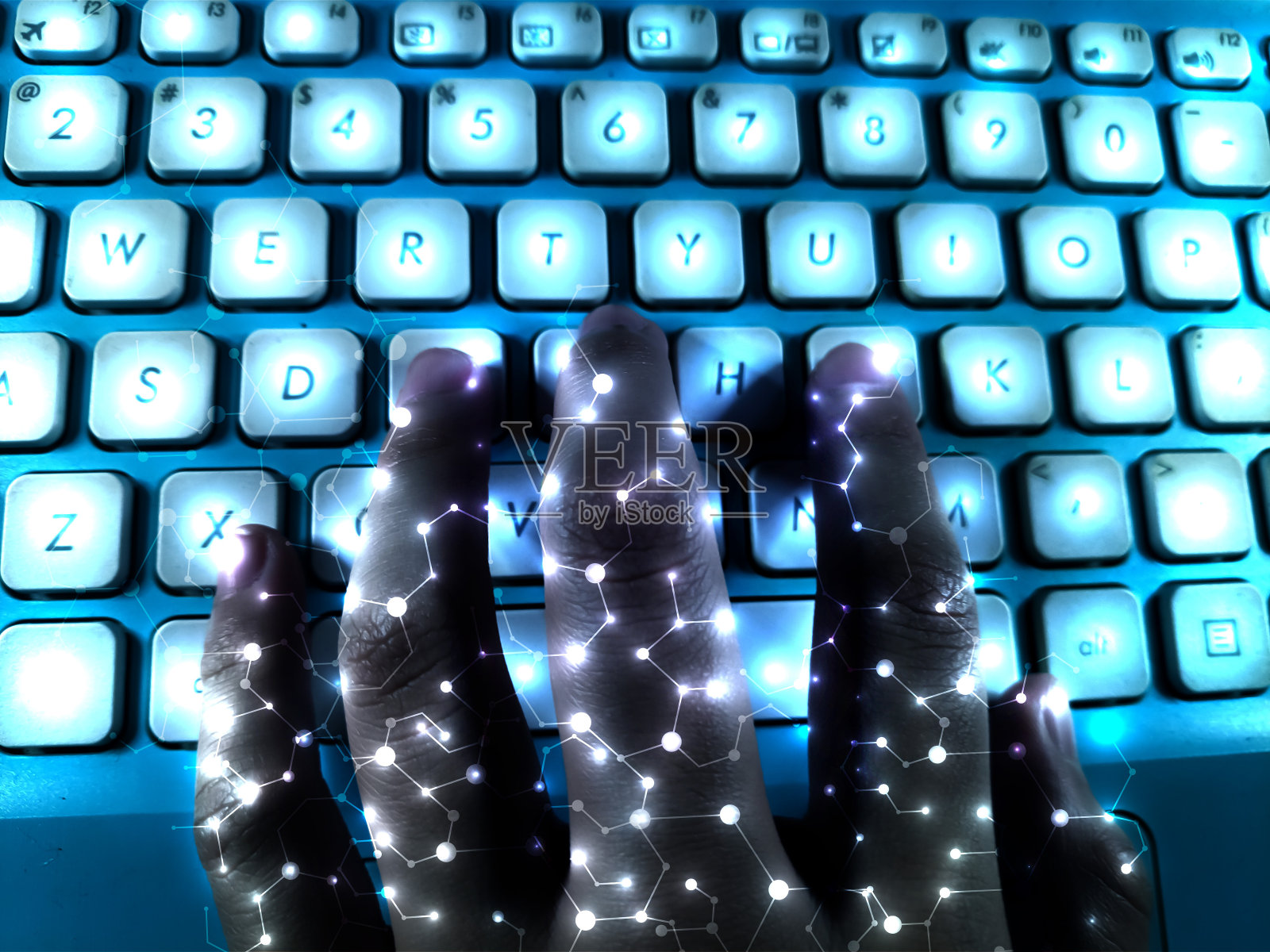 人的手打字在电脑键盘与动态灯光效果照片摄影图片