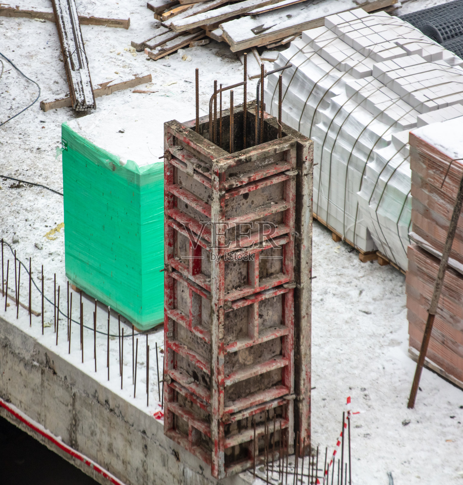建筑工地冬季积雪地基的混凝土块照片摄影图片