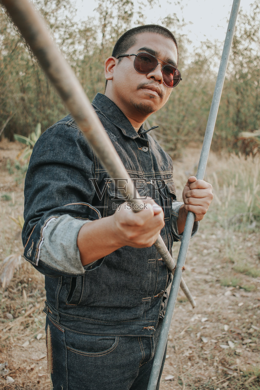 人扛钢棒照片摄影图片