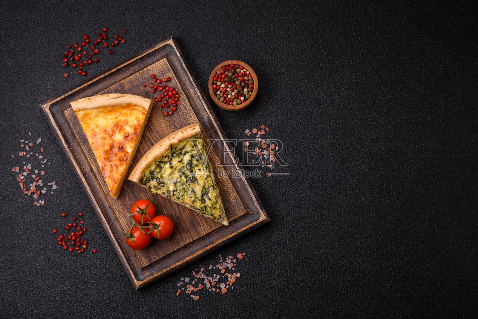 美味酥脆的乳蛋饼切成片,配以奶酪、西兰花、西红柿、盐、香料和香草照片摄影图片