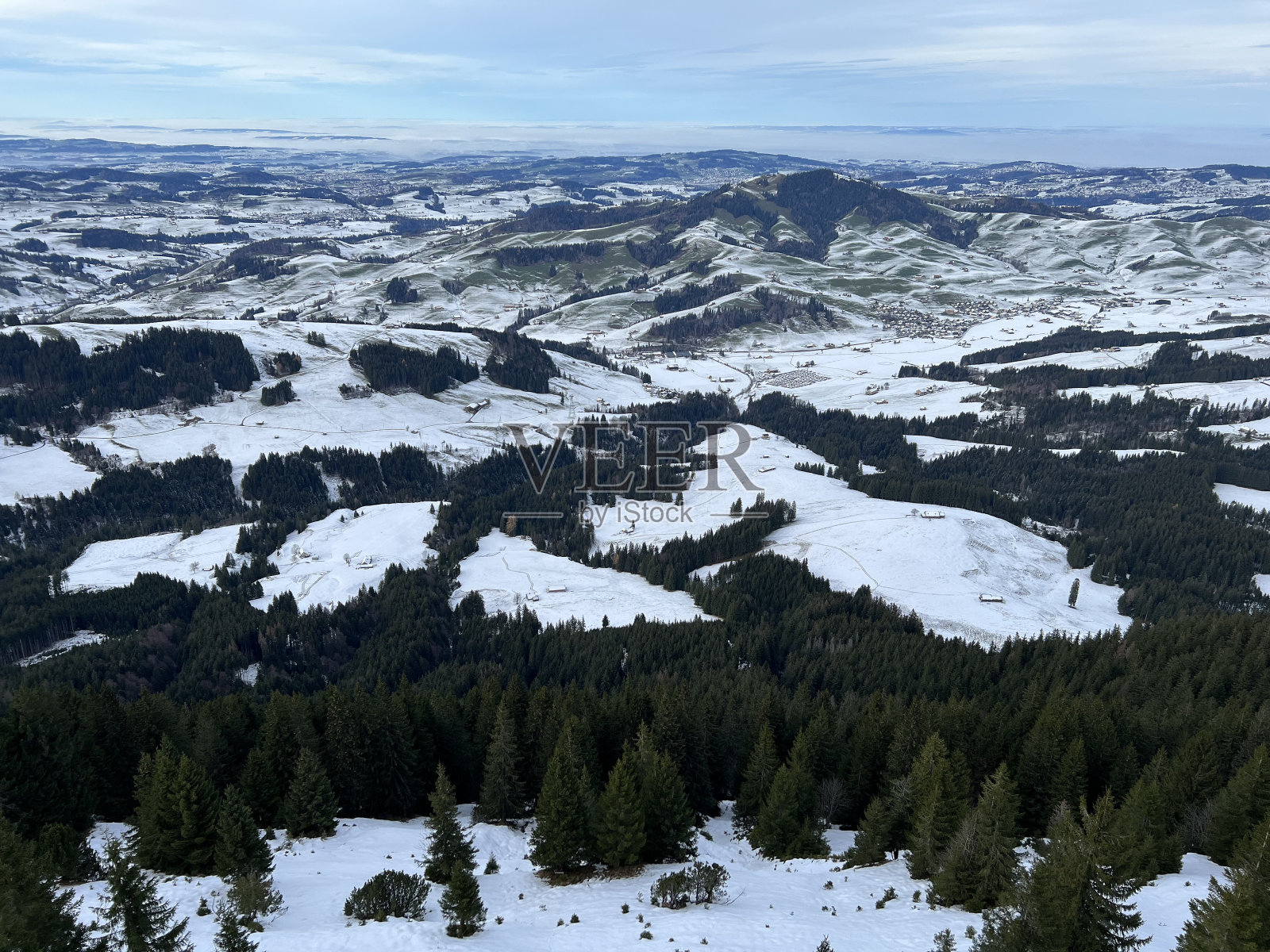 冬季全景从Kronberg山顶俯瞰瑞士丘陵和牧场覆盖的第一场雪,Urnäsch (Urnaesch或Urnasch) -阿彭策尔州,瑞士(瑞士)照片摄影图片