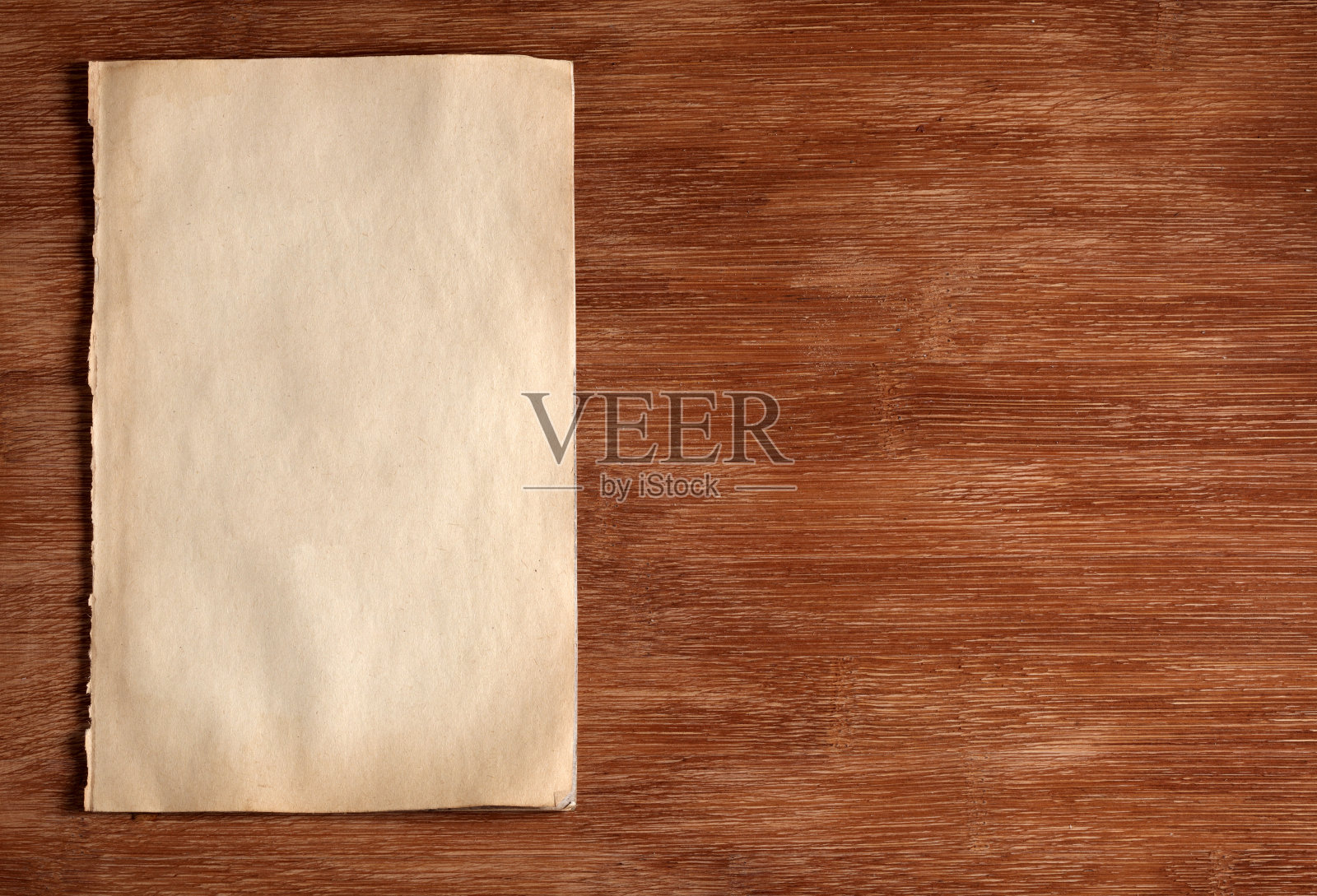 木甲板上的旧纸照片摄影图片