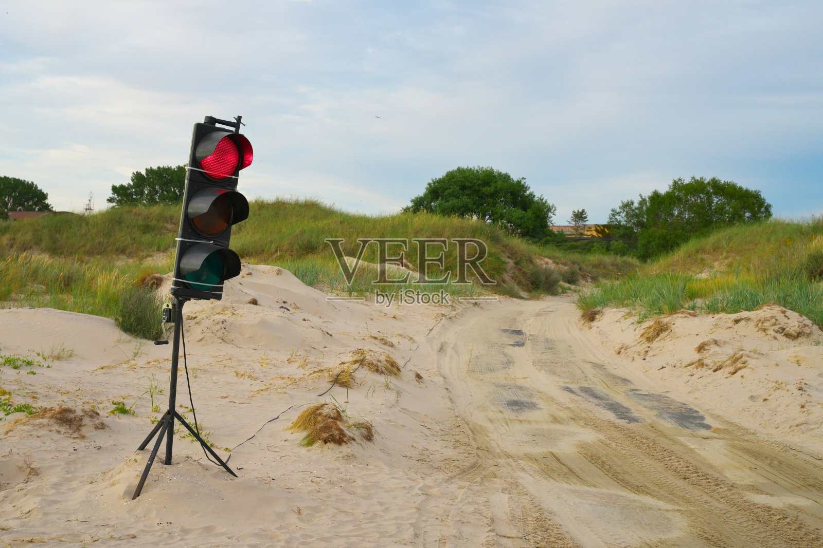 三脚架上的交通灯。红灯亮着。海岸。有选择性的重点。照片摄影图片