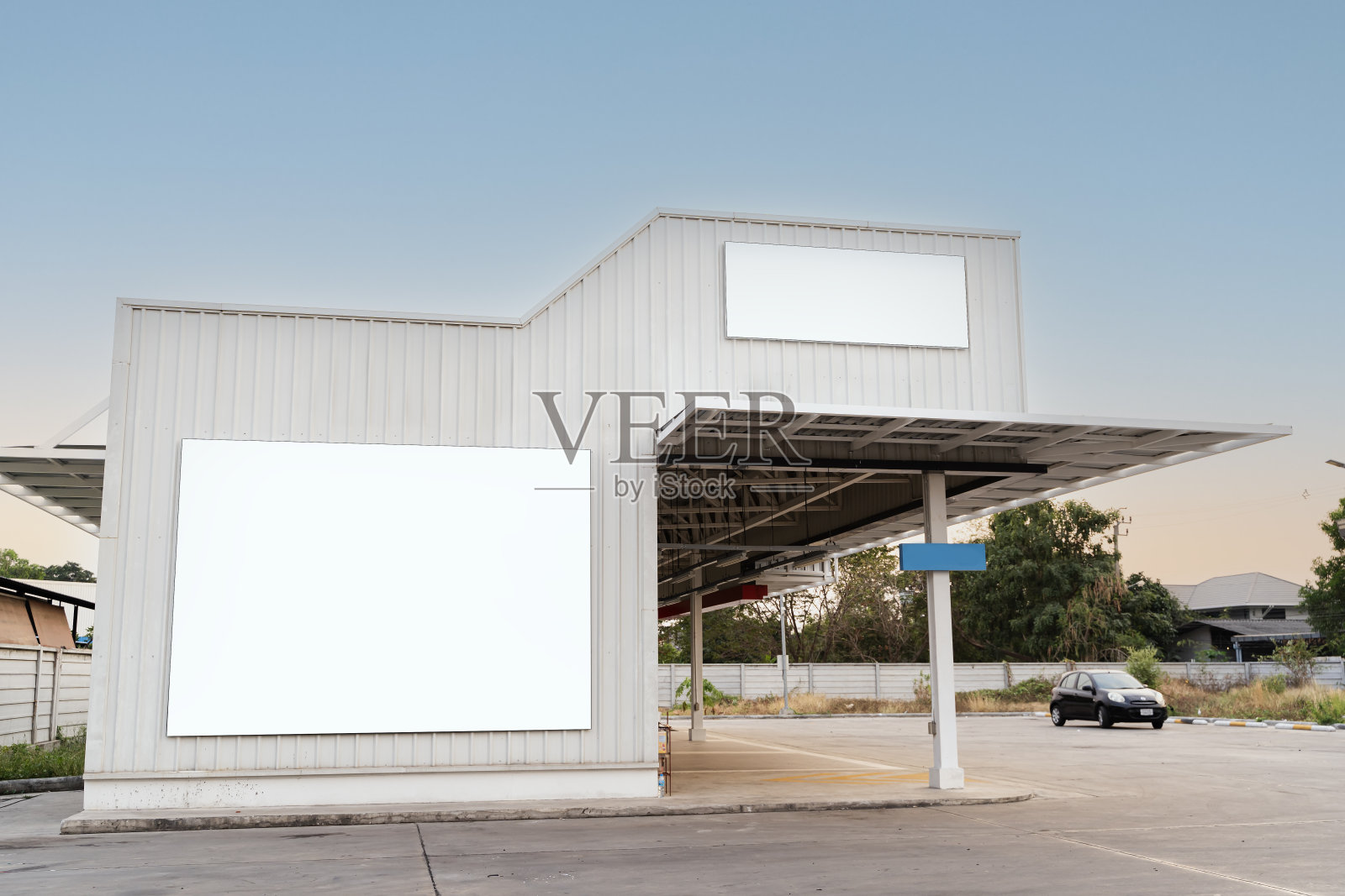 这家店是一家汽车修理店,前面有个空白的广告牌。这家商店位于郊区。照片摄影图片