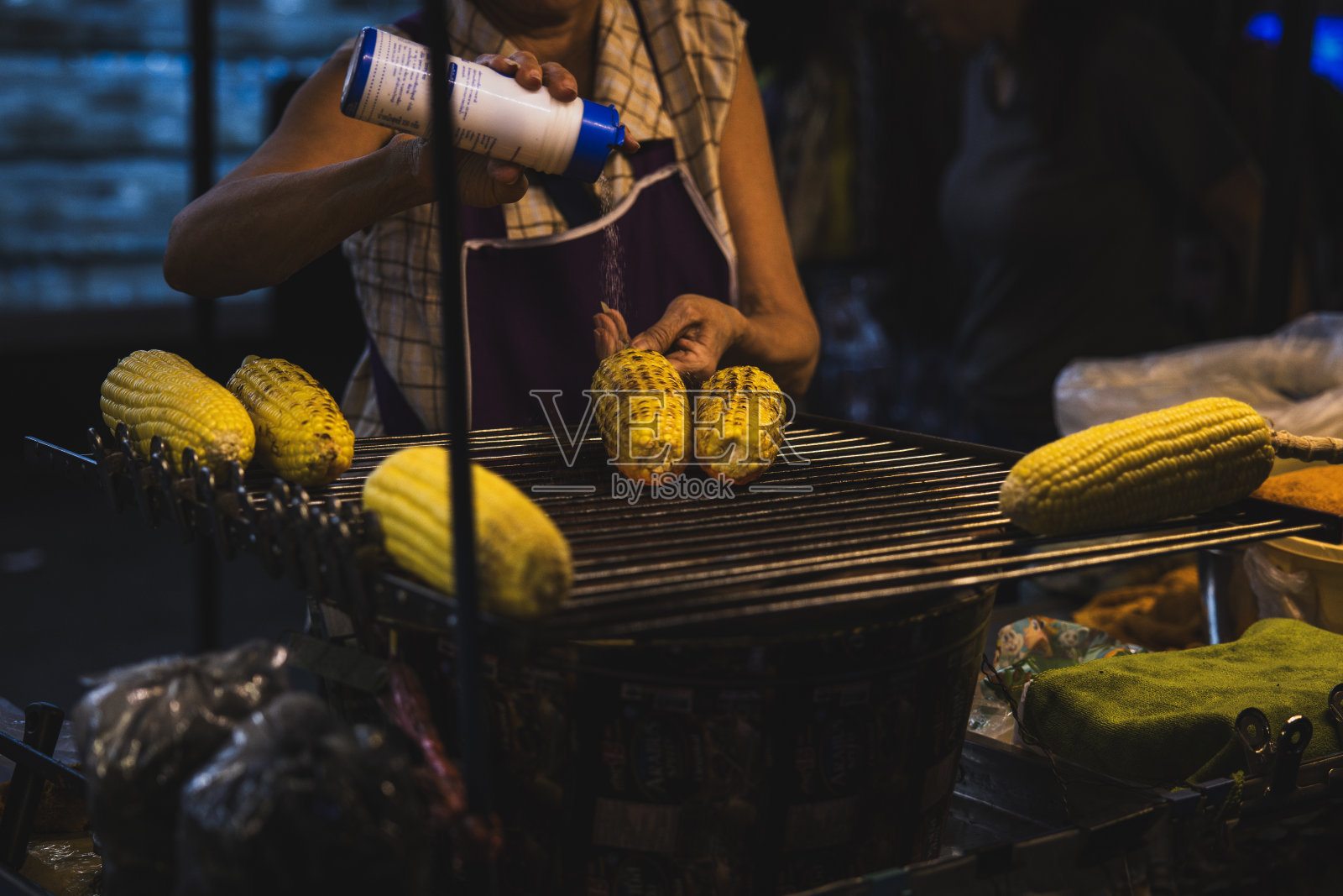 在煮玉米上撒盐照片摄影图片