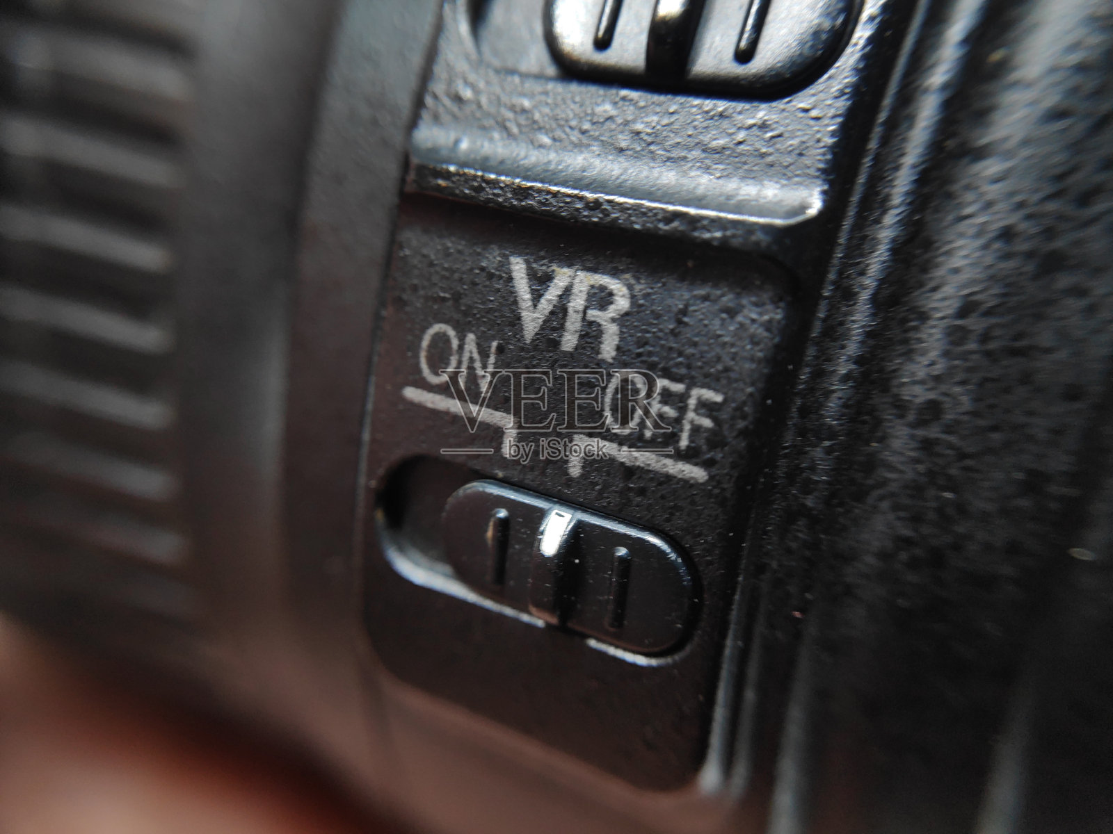 机身为黑色的老式数码单反相机的零件照片摄影图片