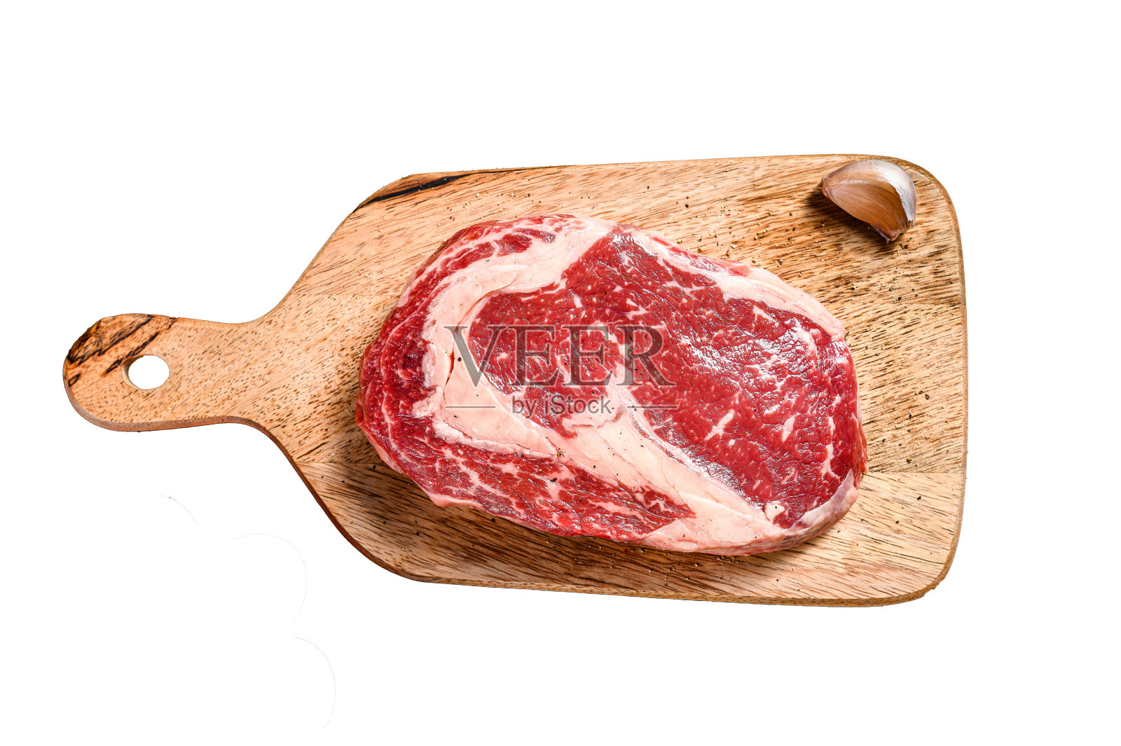 砧板上的大理石纹牛柳牛排。孤立在白色背景上。前视图。照片摄影图片
