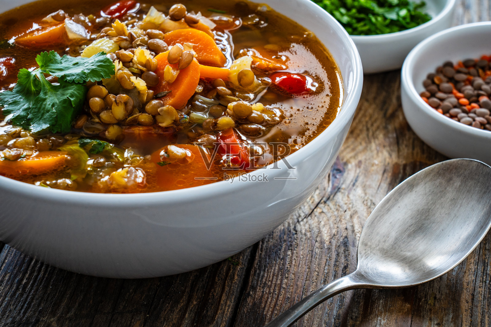 木桌上的新鲜蔬菜小扁豆汤照片摄影图片