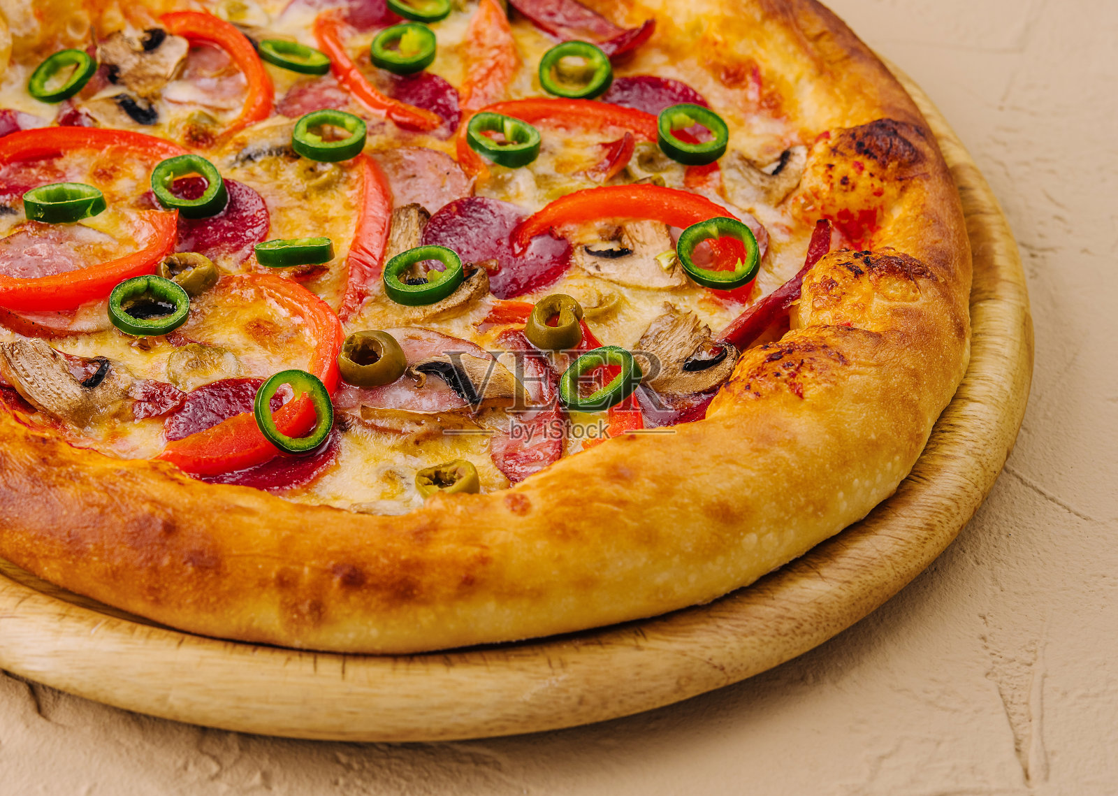 木板上的意大利披萨照片摄影图片