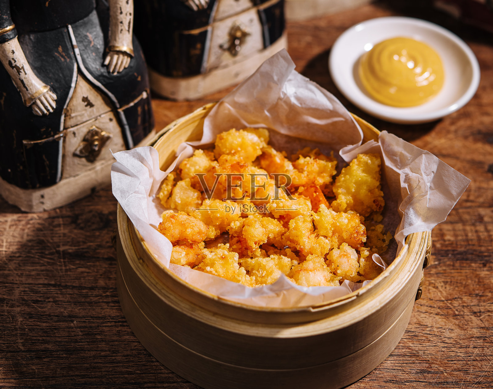 炸虾仁配酱汁(俯视图)照片摄影图片