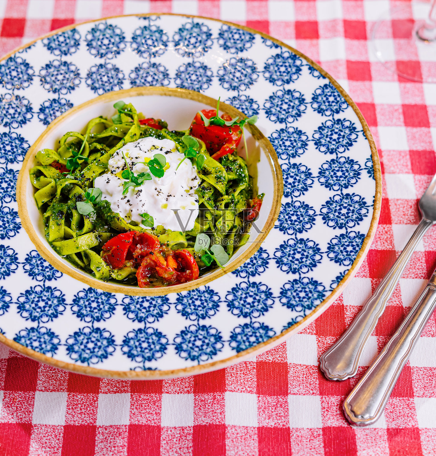 一盘美味的意大利面配上香蒜沙司照片摄影图片