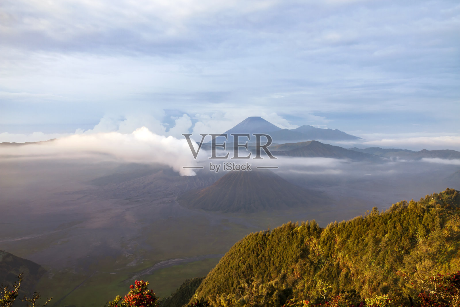 日出时布罗莫山鸟瞰图照片摄影图片