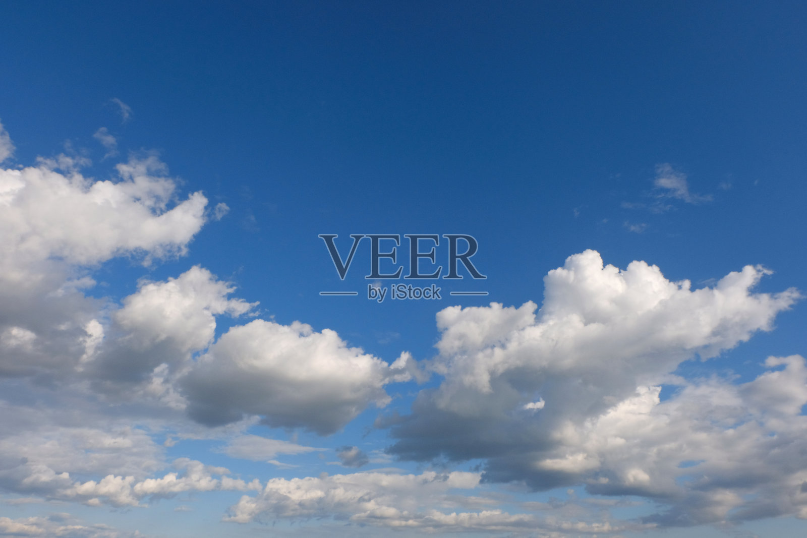 具有大量复制空间的大气云。照片摄影图片