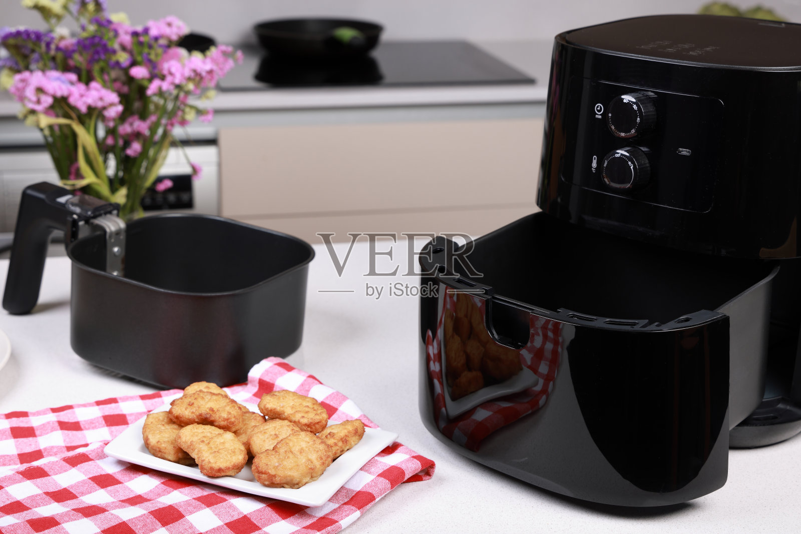 热空气炸锅里的鸡块照片摄影图片