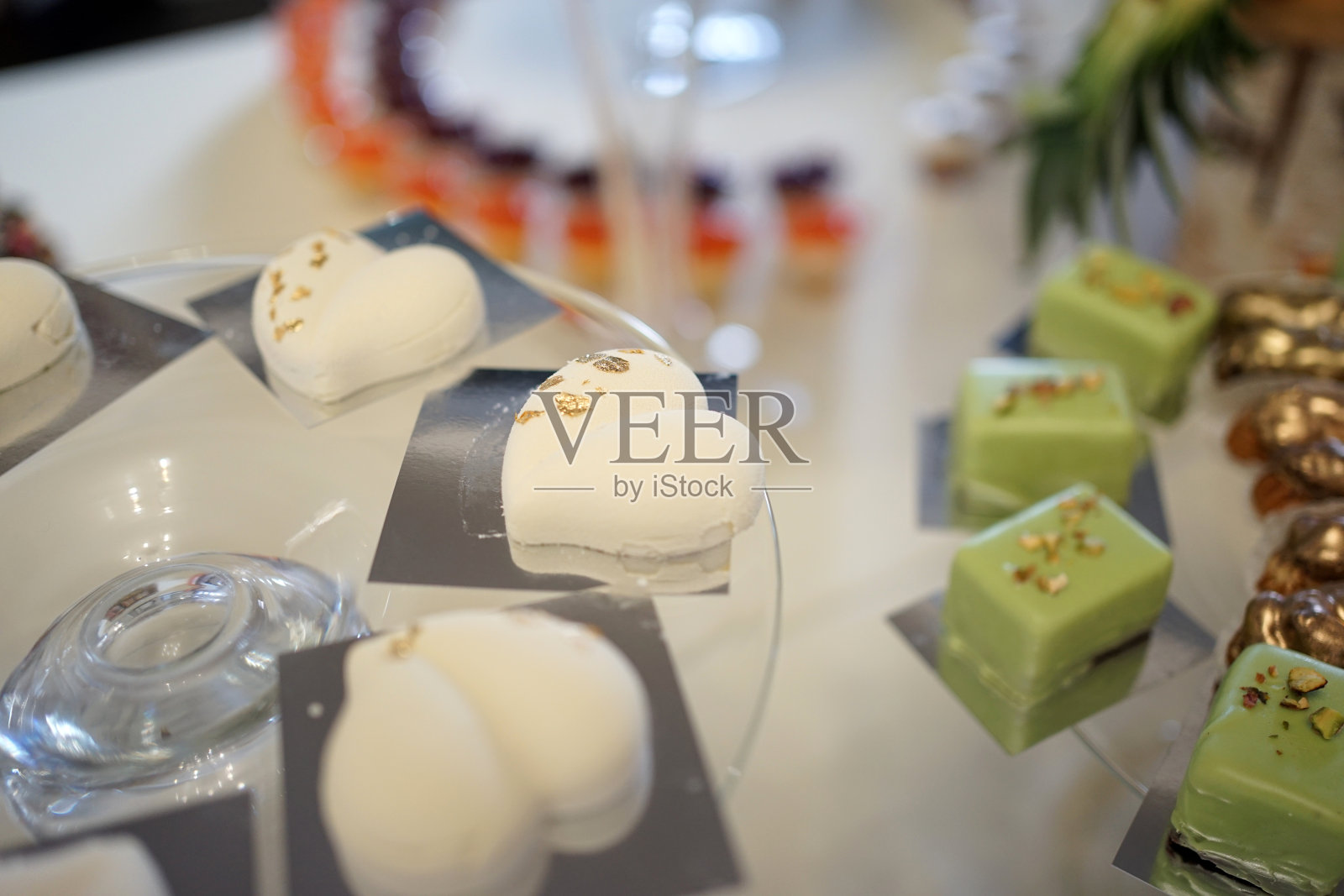 节日自助餐,有糕点、慕斯、蛋糕和甜甜圈照片摄影图片