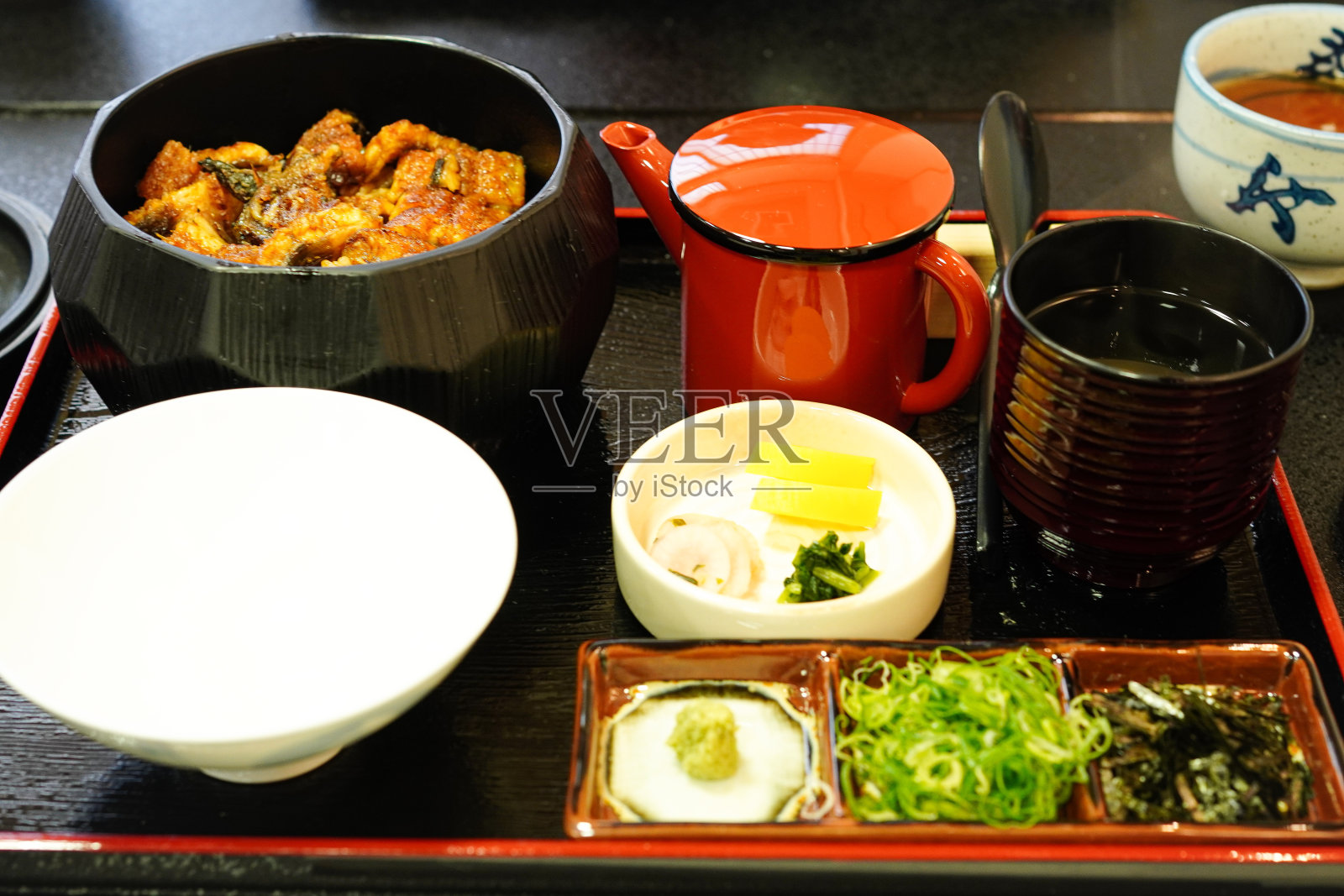 Unagi Hitsumabushi烤鳗鱼碗照片摄影图片