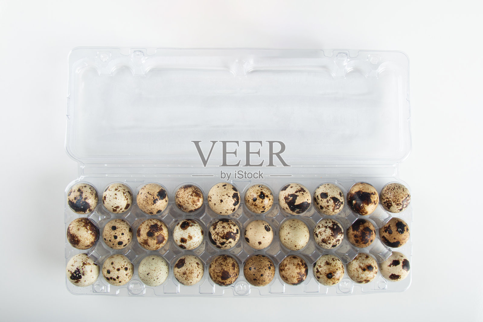 白底鹌鹑蛋照片摄影图片