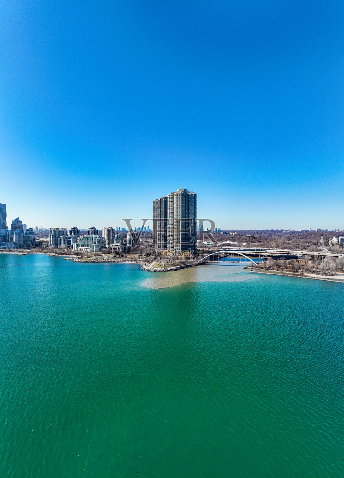 亨伯湾海岸的天际线从安大略湖的水域,多伦多,加拿大照片摄影图片