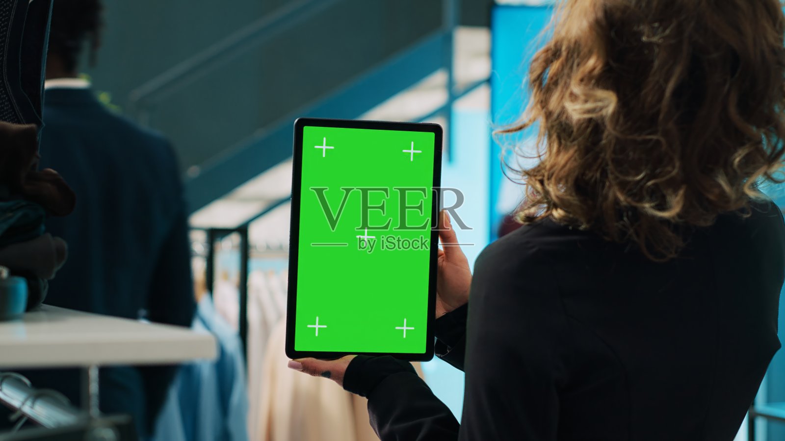 百货公司女助理手持绿屏平板电脑照片摄影图片