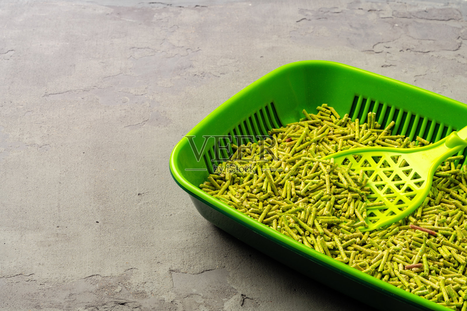 宠物砂盘与木制填料在灰色背景照片摄影图片