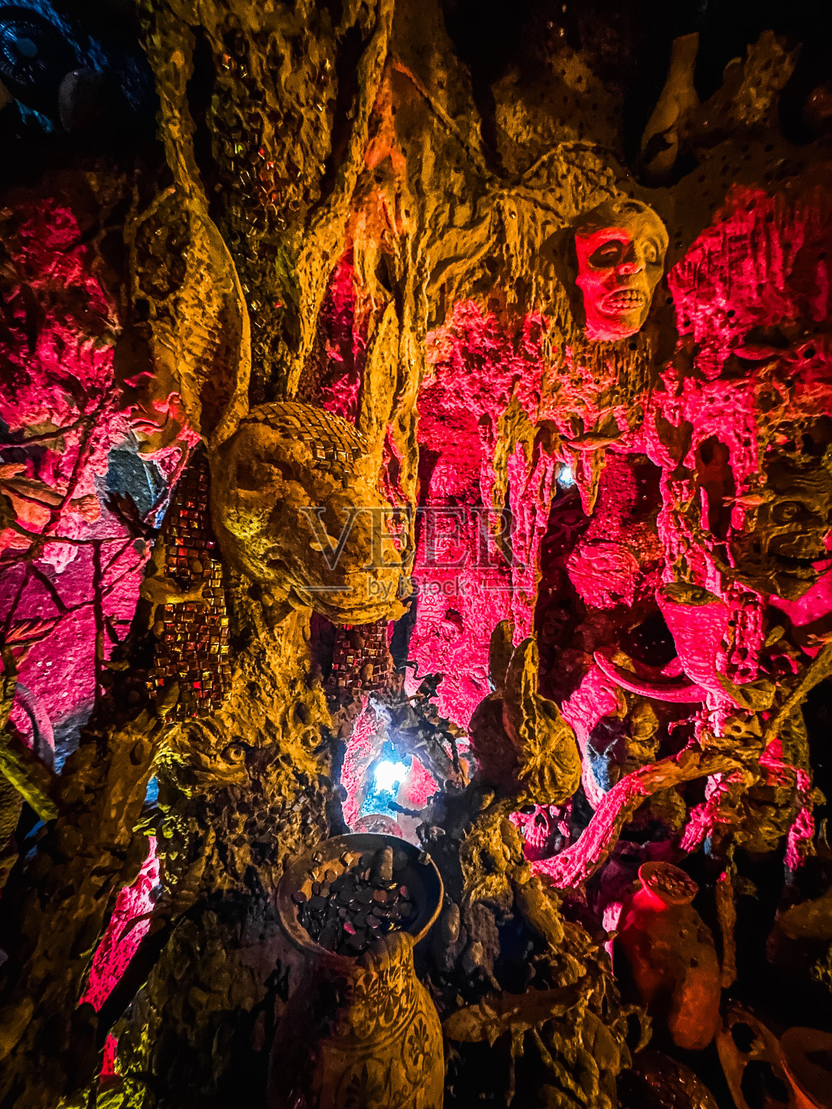 泰国清莱白寺的艺术洞穴照片摄影图片