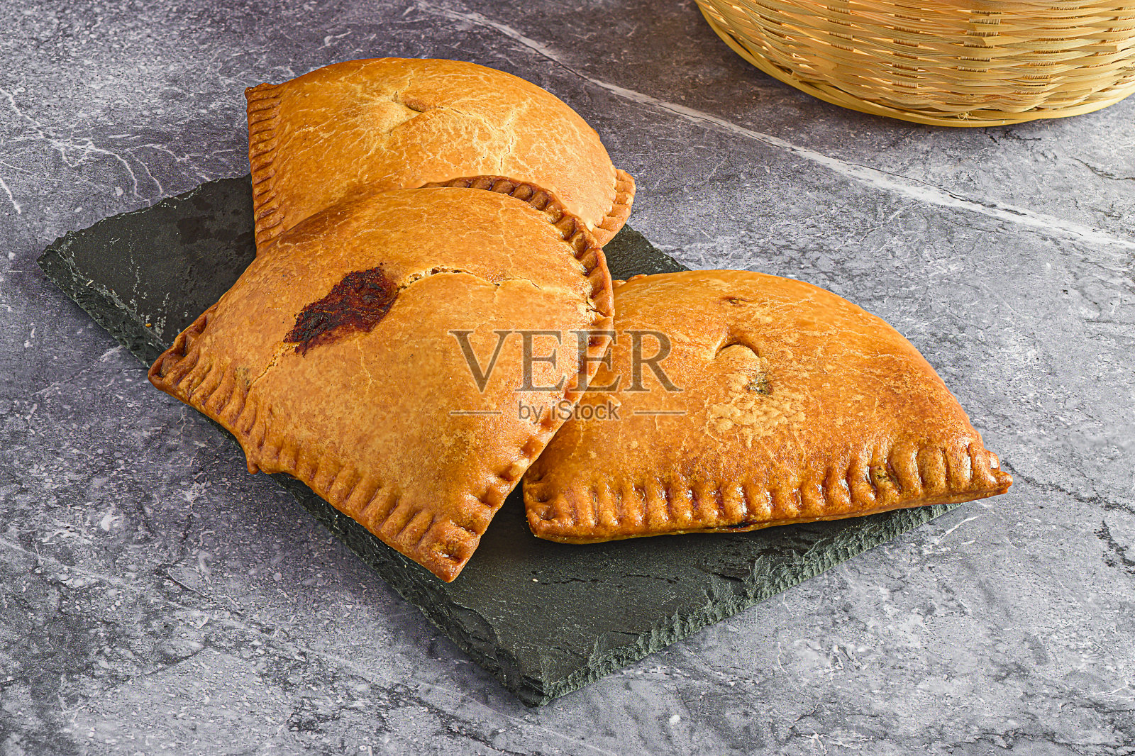 美食烹饪:优雅的自制饺子照片摄影图片